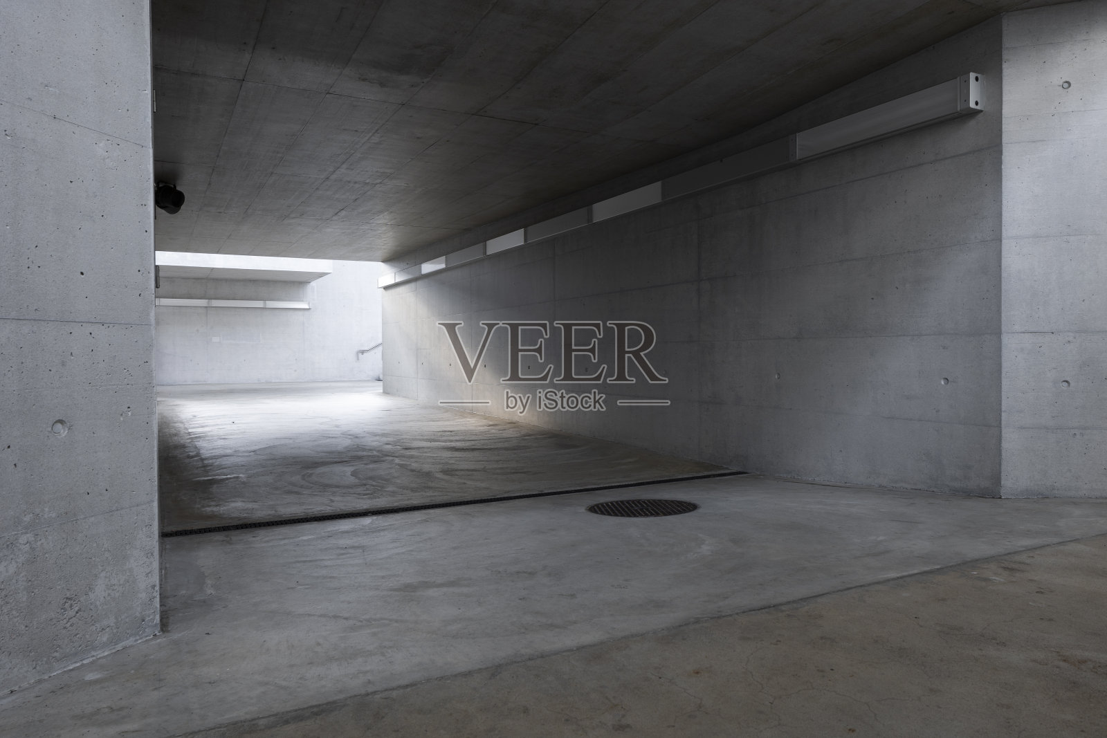 瑞士门德里西奥火车站的混凝土人行地下通道照片摄影图片