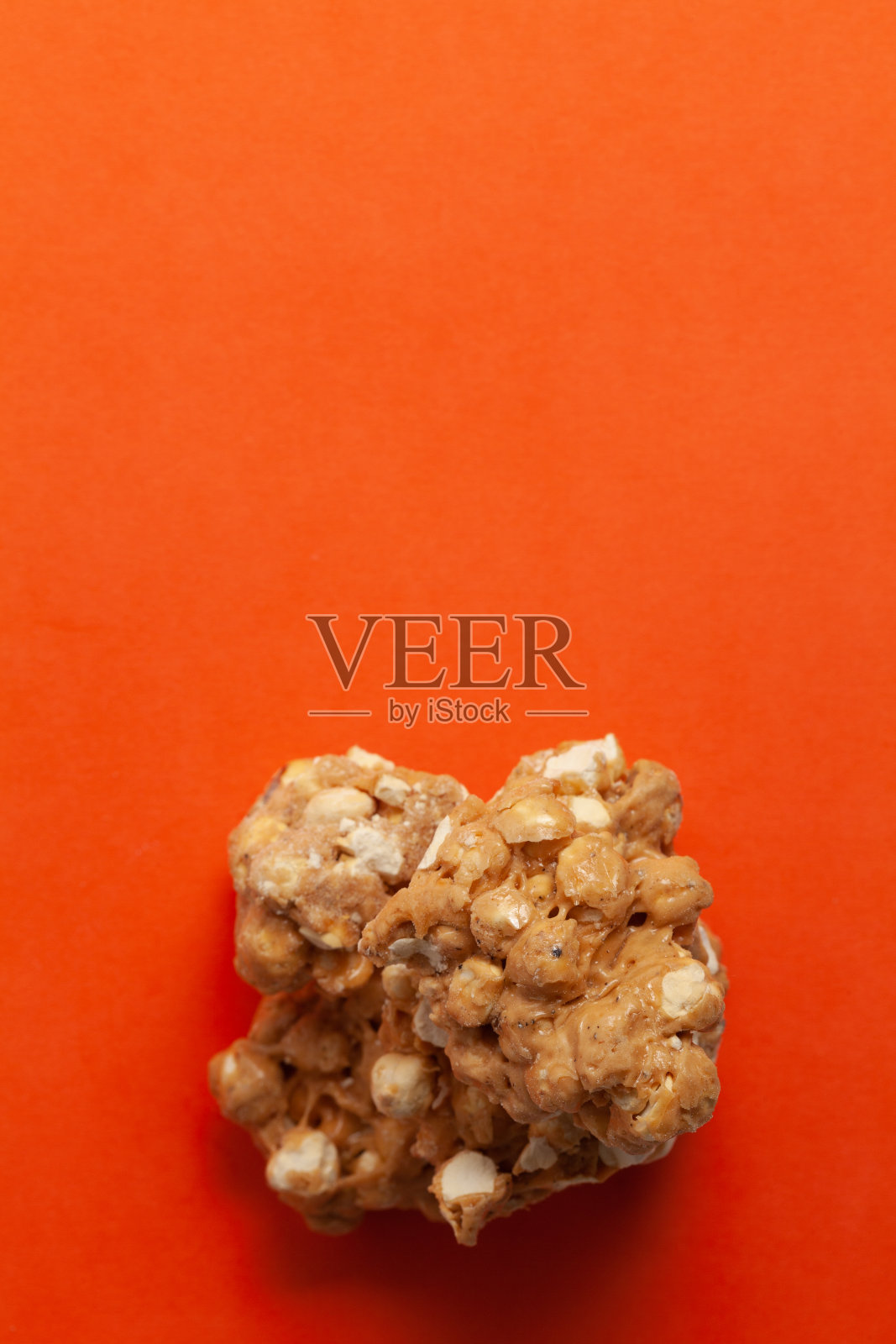 橙色背景上的鹰嘴豆。照片摄影图片