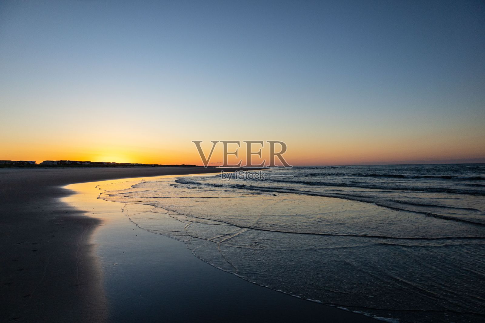 风景如画的日落在海滩与宁静的海洋照片摄影图片