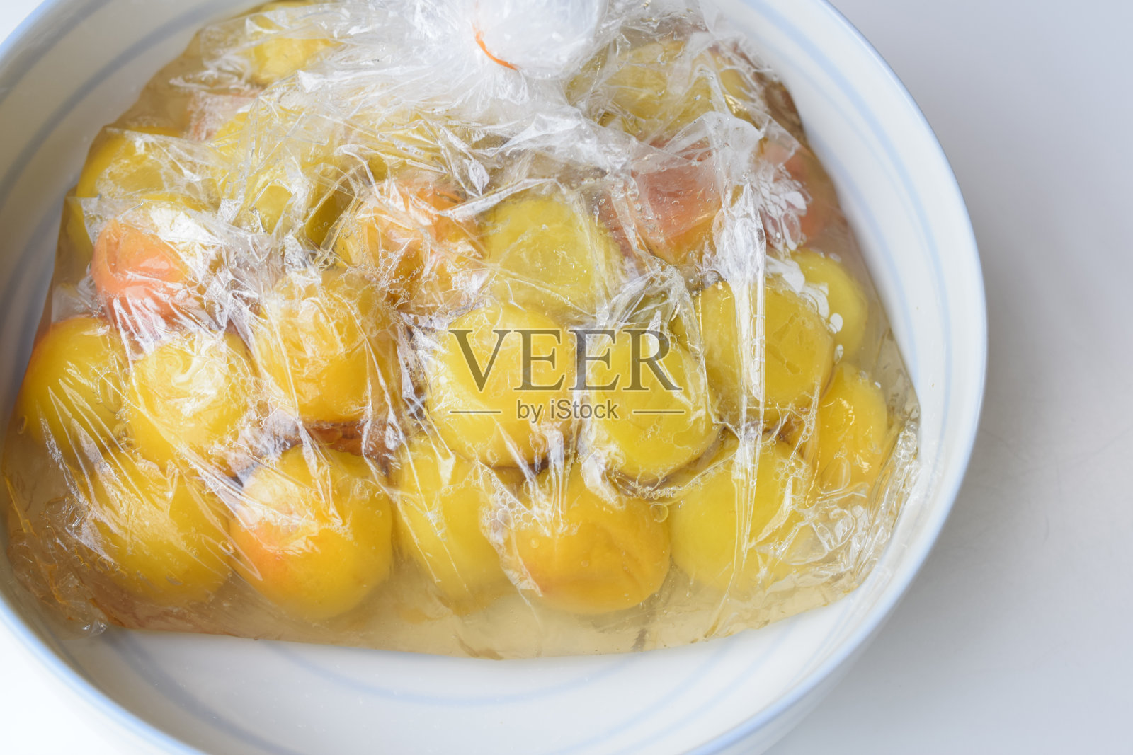 如何制作酸梅醋。
酸梅。
腌李子。照片摄影图片