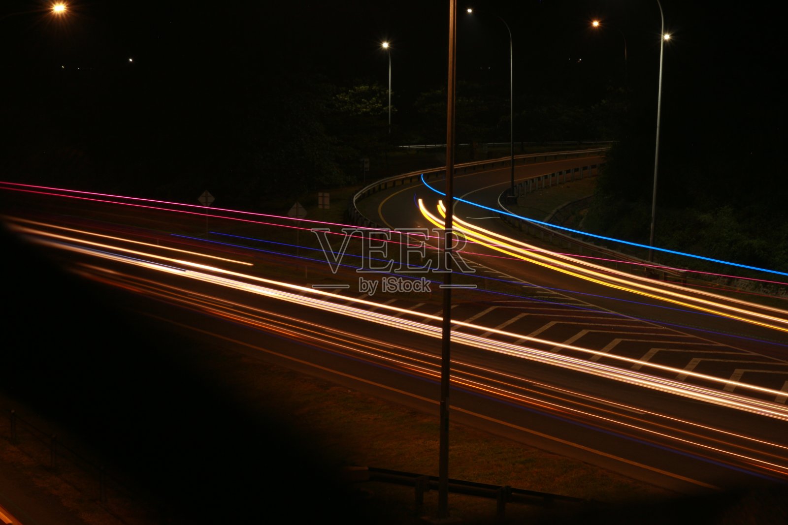 彩色光迹,长时间曝光运动模糊效果在街道照片摄影图片