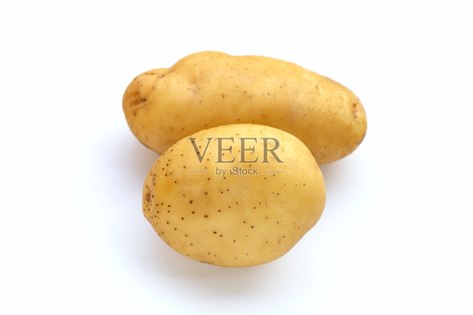 白色背景上的新鲜土豆。照片摄影图片