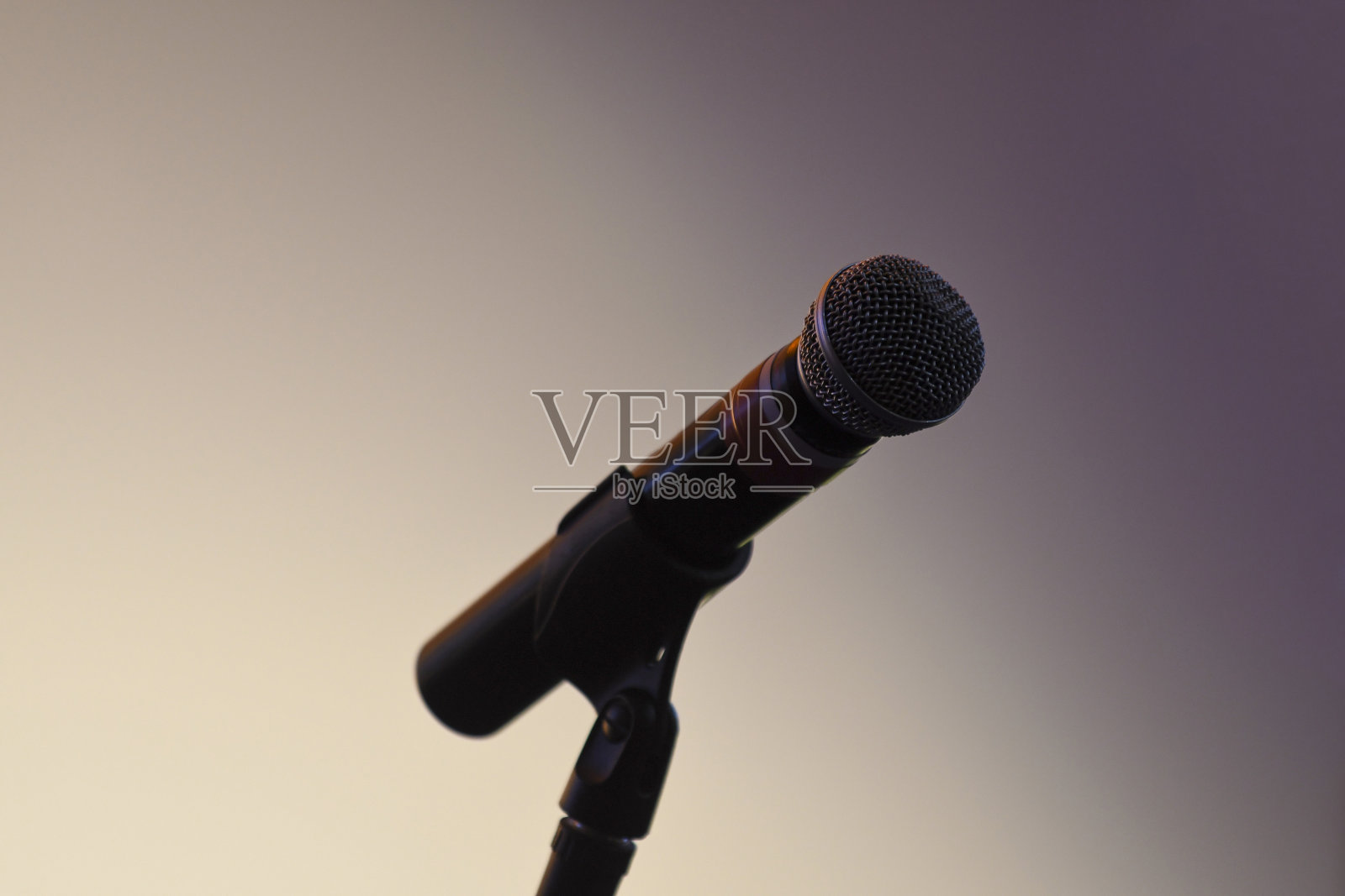 麦克风与底座在一个环境与灯光和颜色的背景照片摄影图片