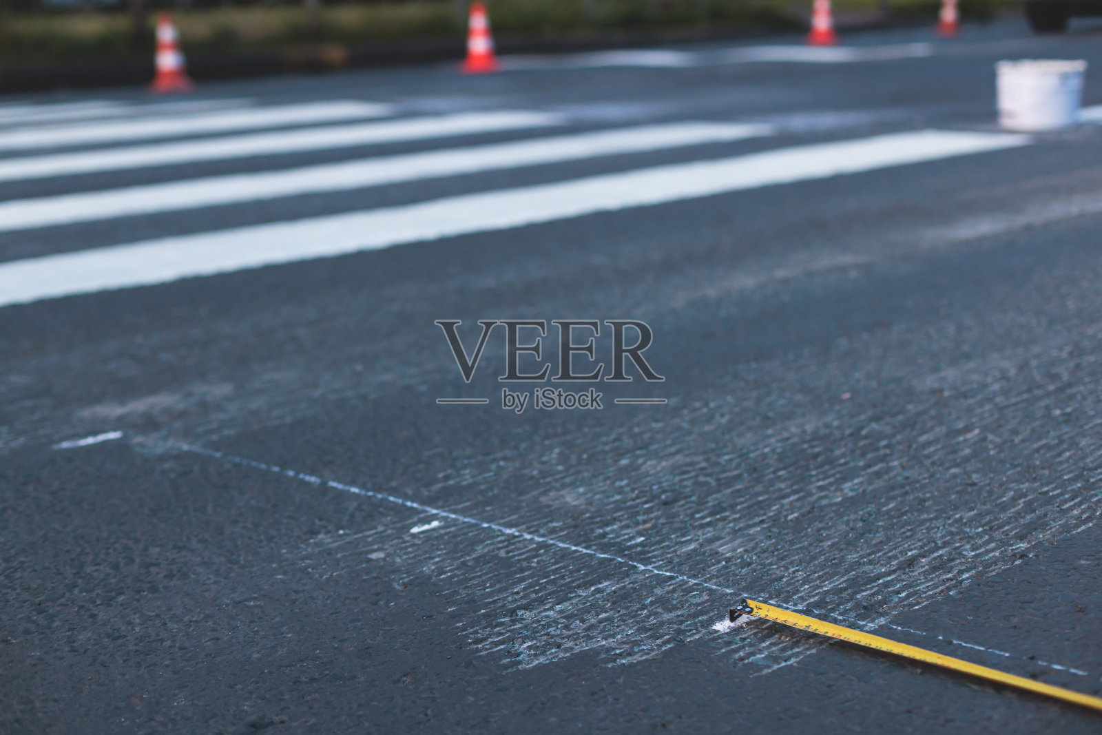 用划线机制作新路面标线的过程,工人改善城市基础设施,在沥青路面上用热熔漆划定人行横道标线照片摄影图片