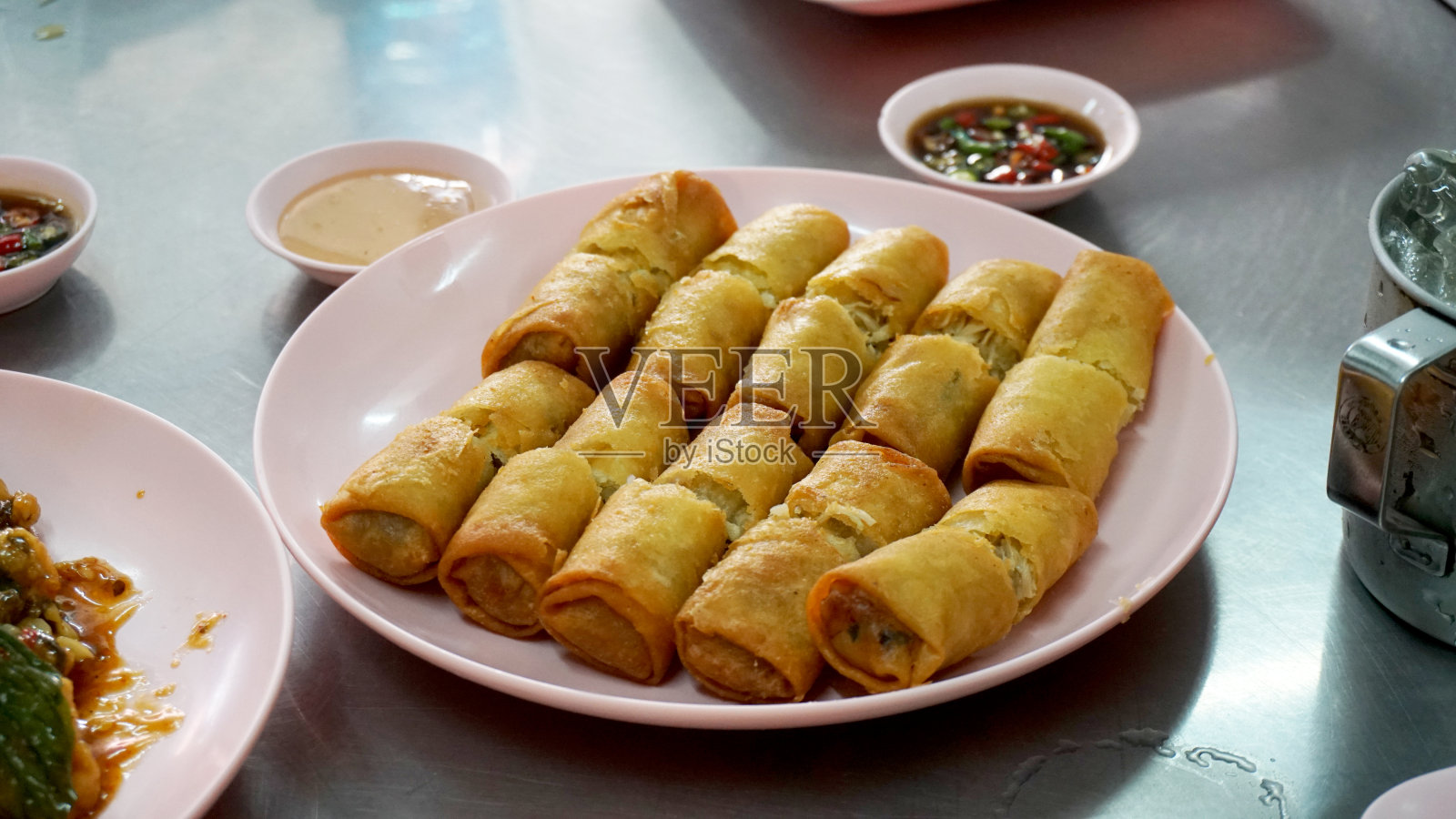 中国脆皮春卷,油炸肉末小吃,酸梅酱腌尿照片摄影图片