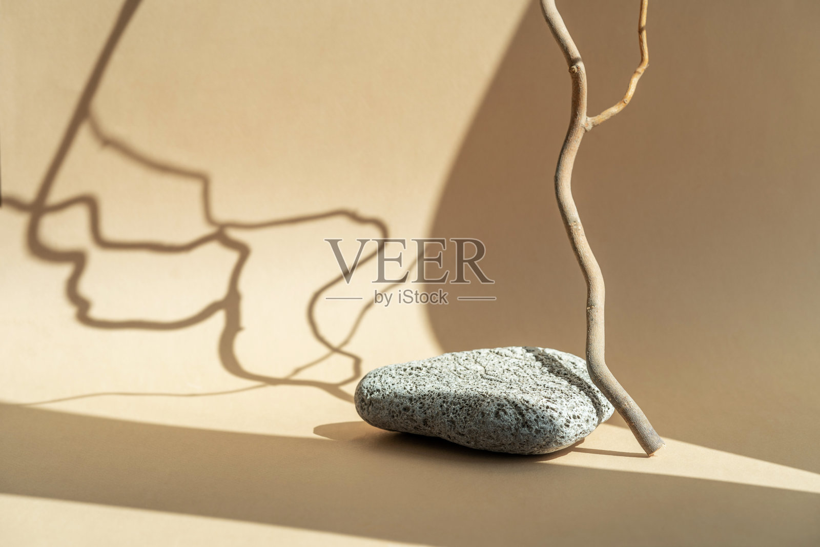 展台及产品展示材料为石材、木材。美丽的米色背景,由天然材料制成。抽象的自然景观与构图。照片摄影图片