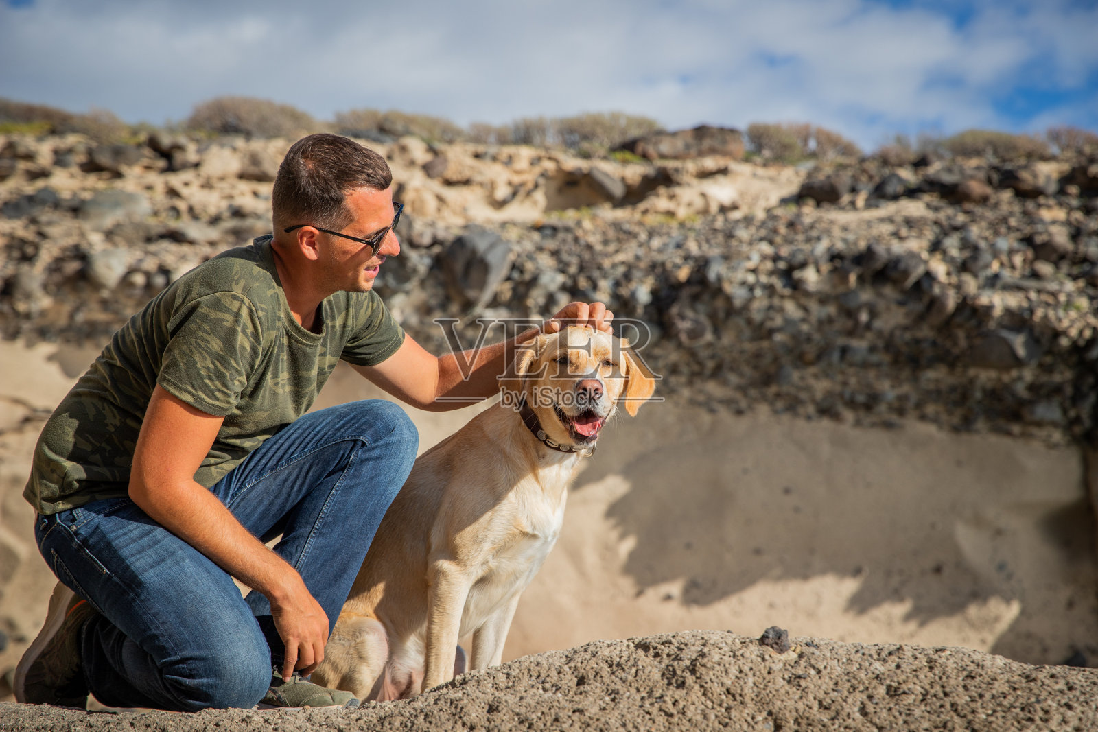 一只狗和他的主人在一起,主人给动物一个拥抱,他们之间的友谊照片摄影图片