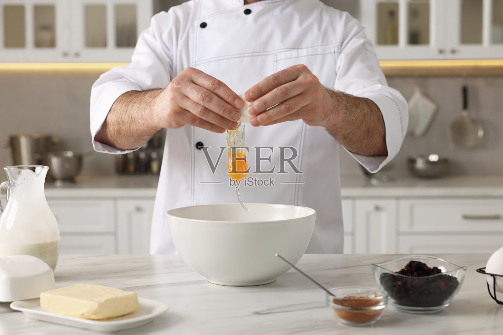 室内,专业厨师在白色大理石桌上揉面,特写照片摄影图片