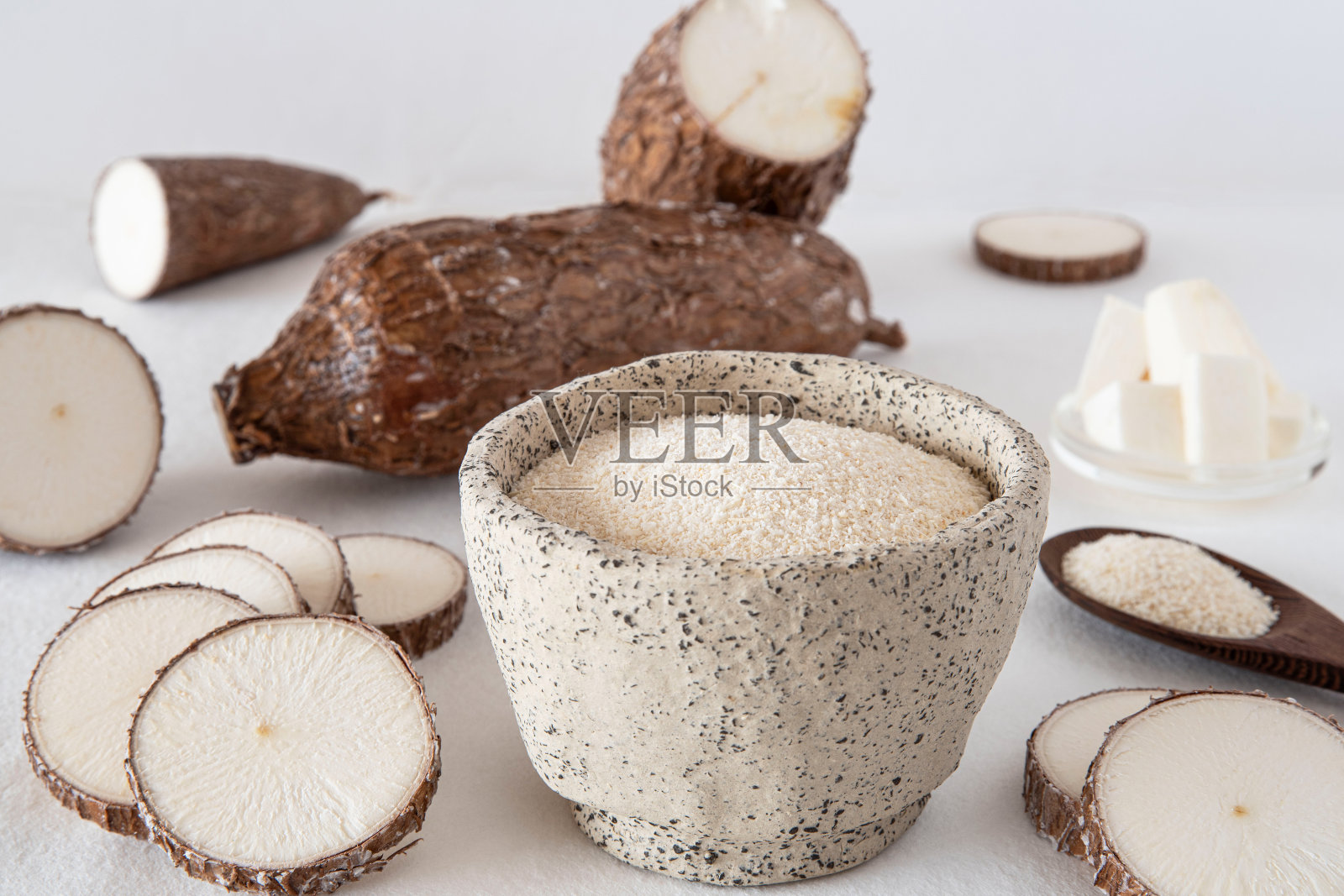 生木薯和面粉照片摄影图片