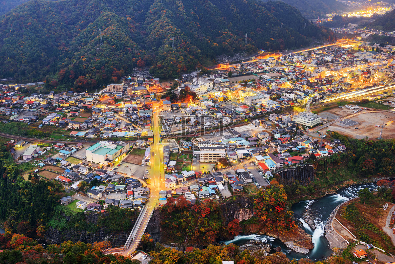 秋日俯瞰日本大月照片摄影图片