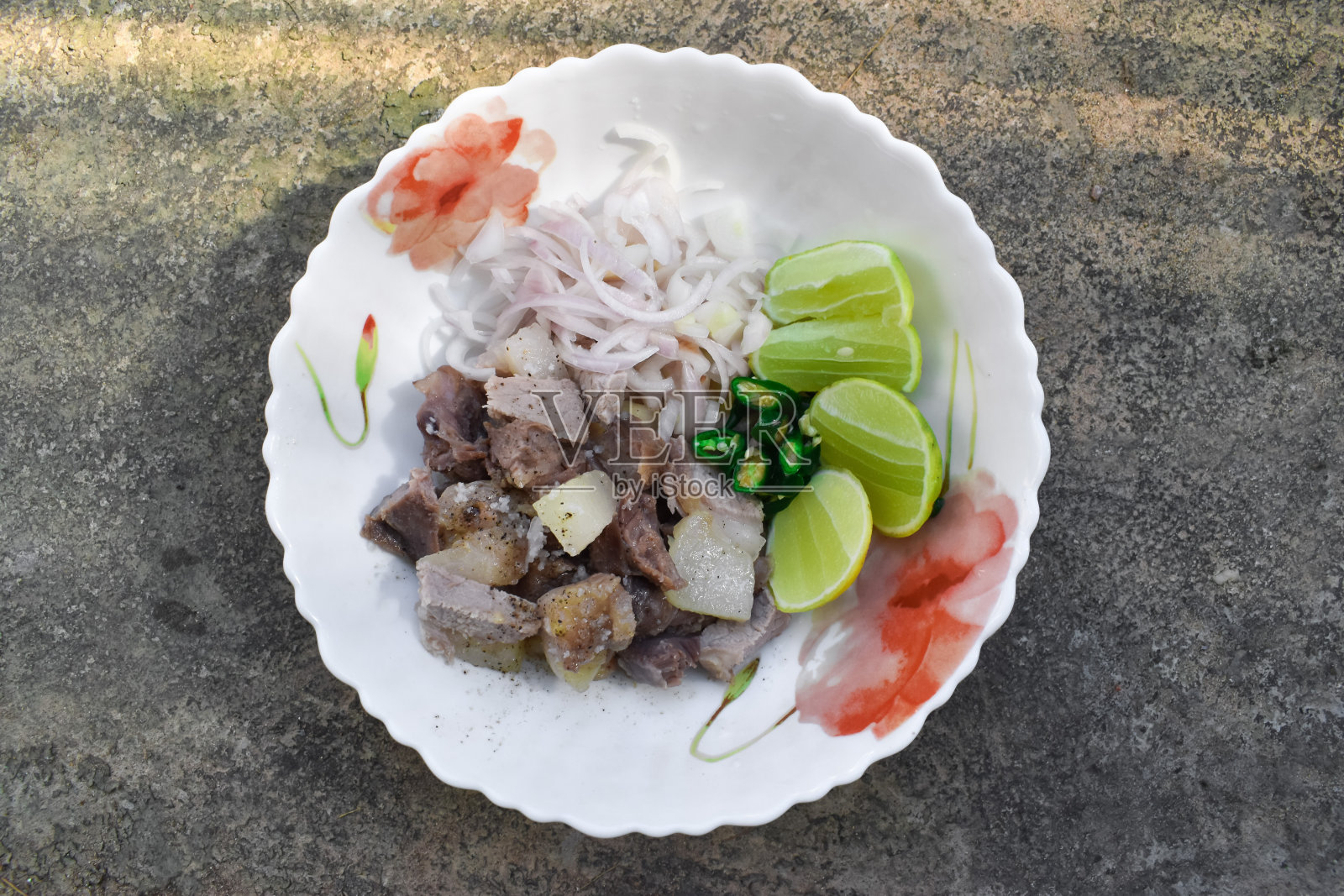 亚洲、中国或缅甸传统的五花肉沙拉。照片摄影图片