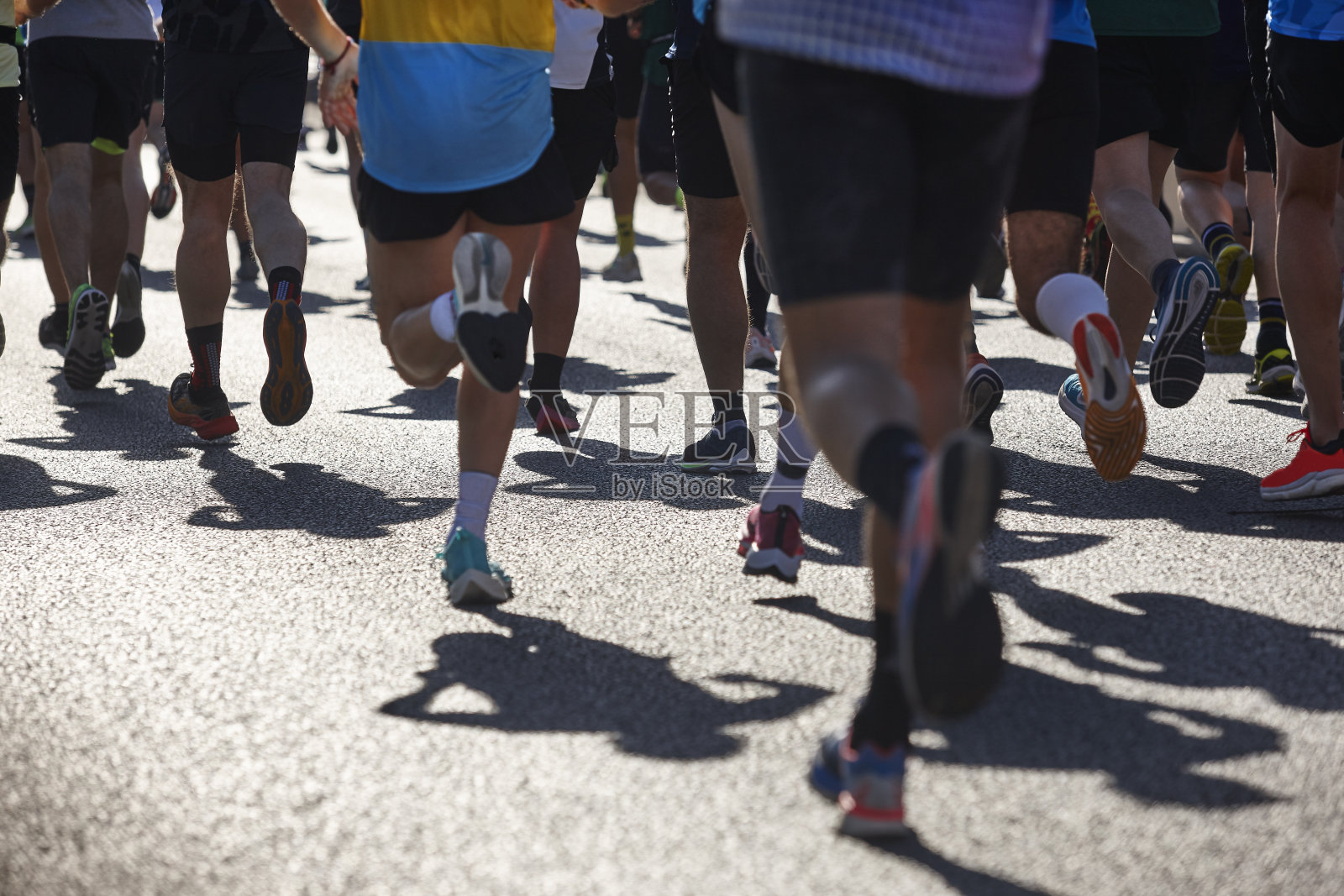 街上的跑步者。健康的生活方式。马拉松。体育运动照片摄影图片