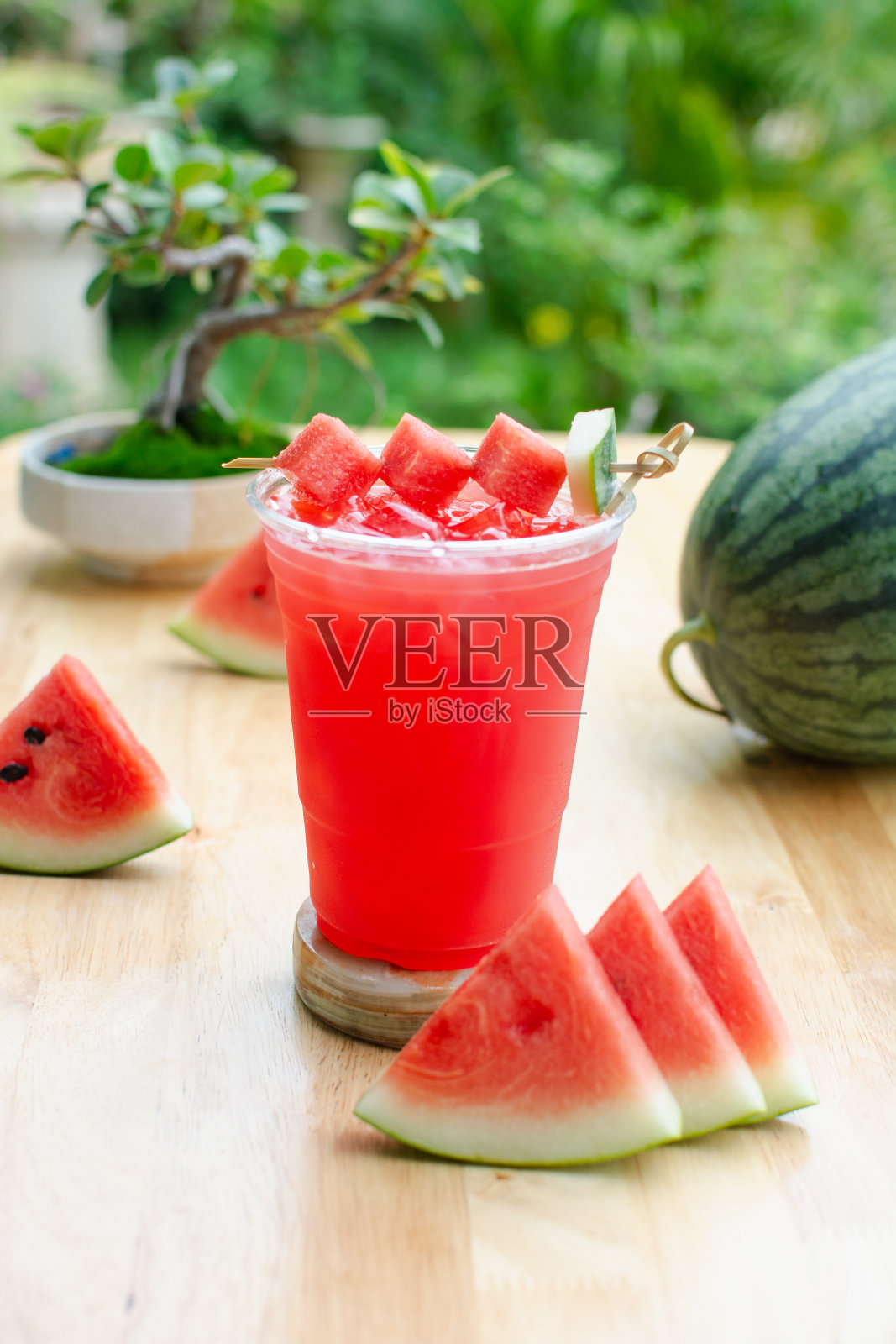 杯子里的西瓜汁照片摄影图片