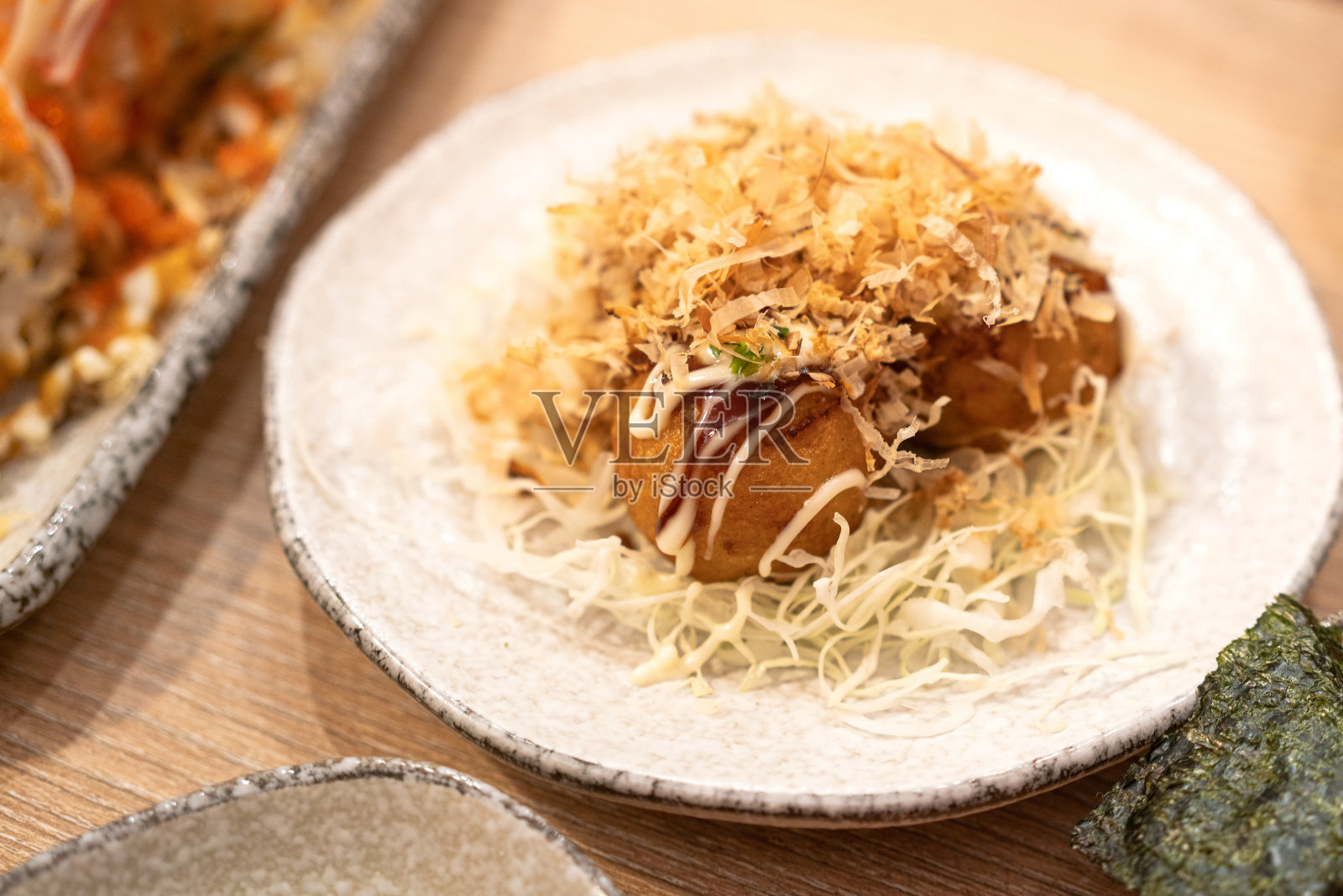 一盘章鱼烧。照片摄影图片