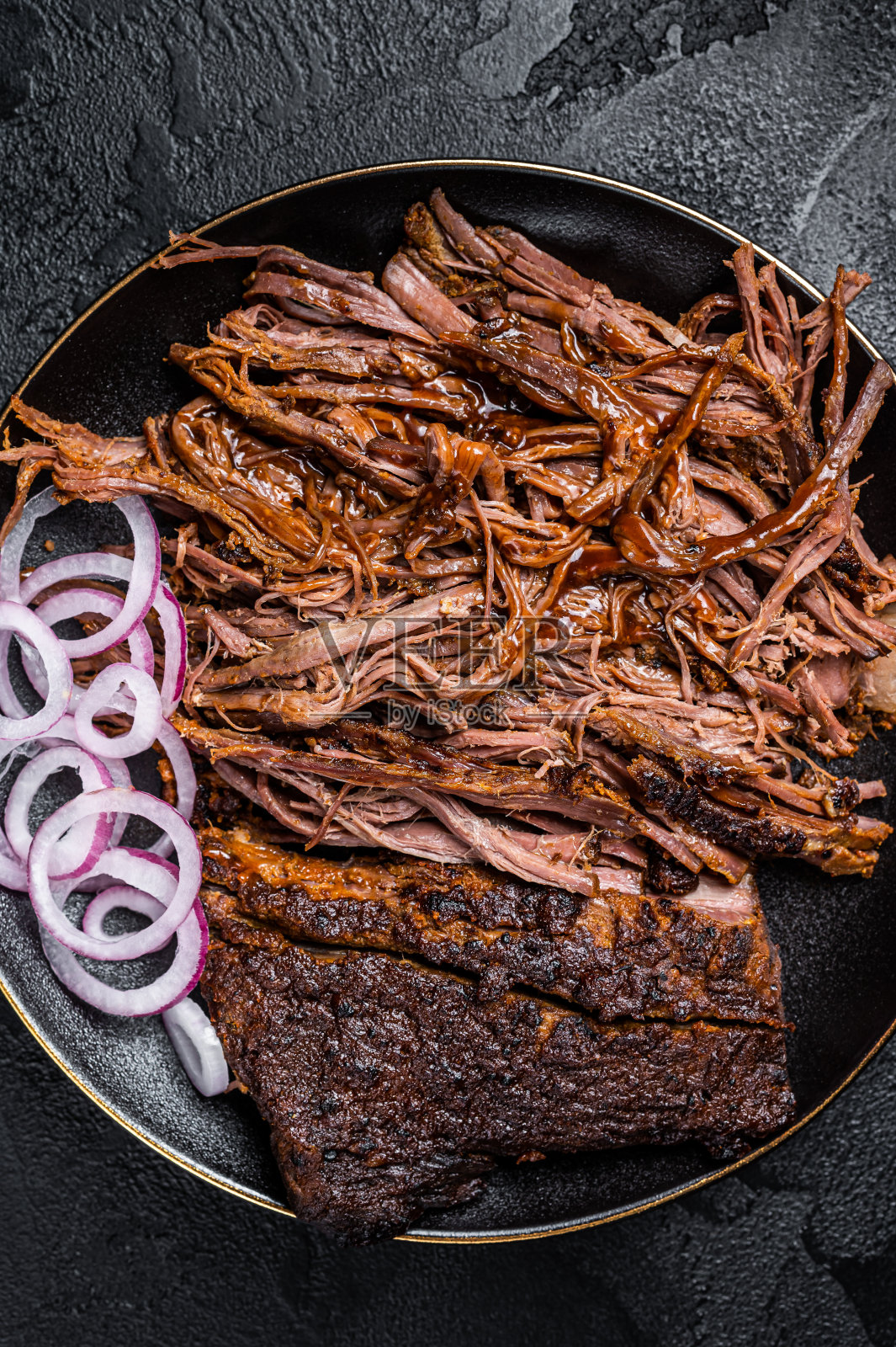 烧烤拉肉盘。黑色背景。俯视图照片摄影图片