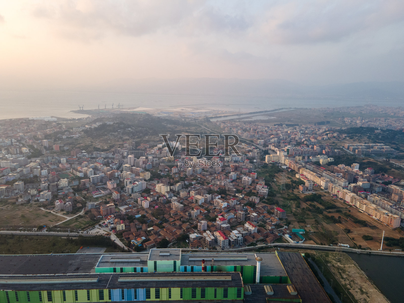 化工厂旁边的村舍照片摄影图片