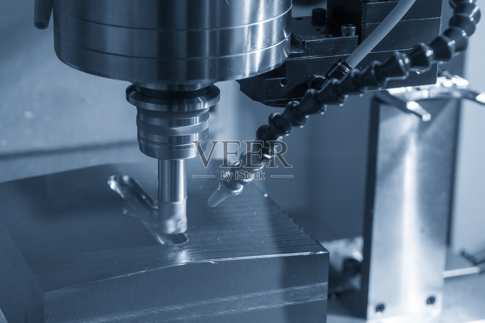 数控铣床采用可转位刀具对注塑模具零件进行粗切。照片摄影图片