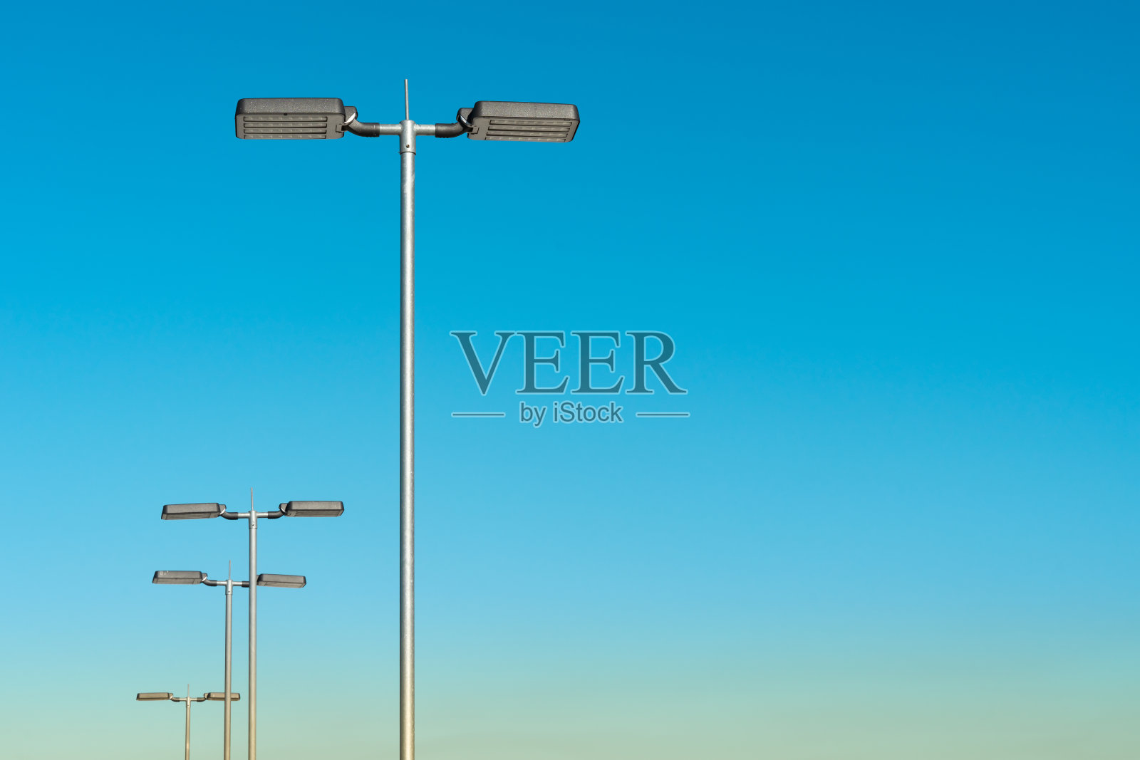 街灯排成一排的低角度视图照片摄影图片