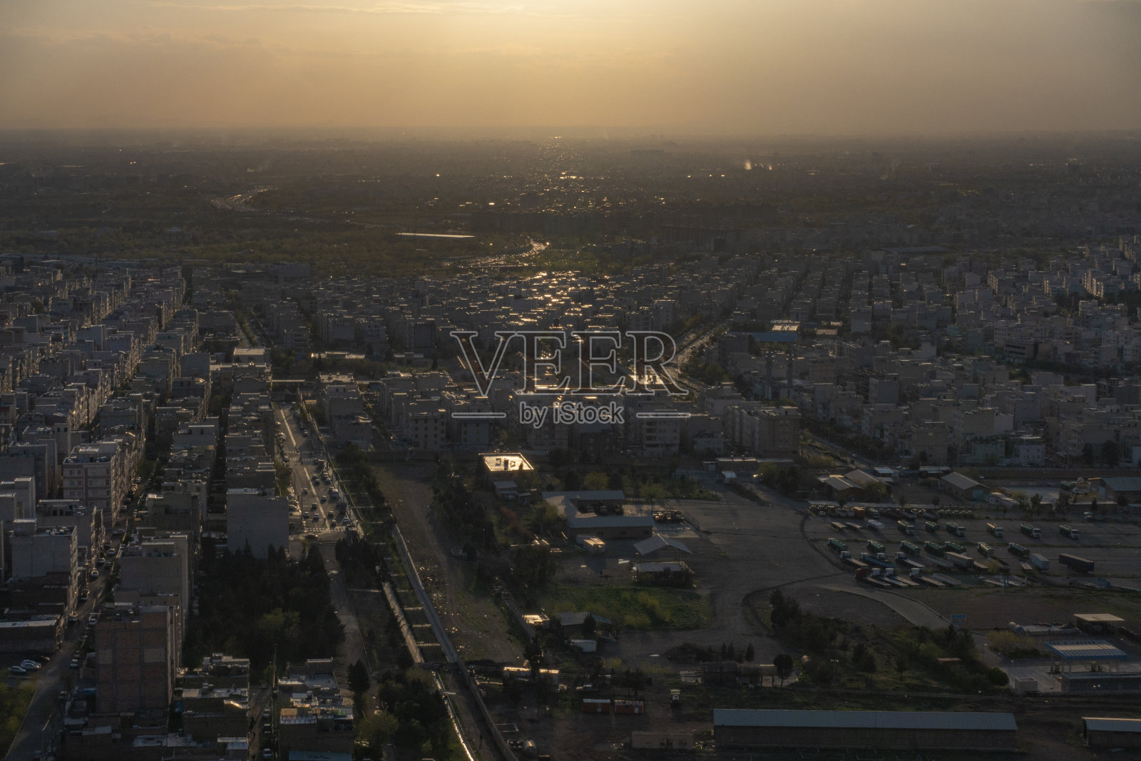 日落时分的德黑兰市照片摄影图片