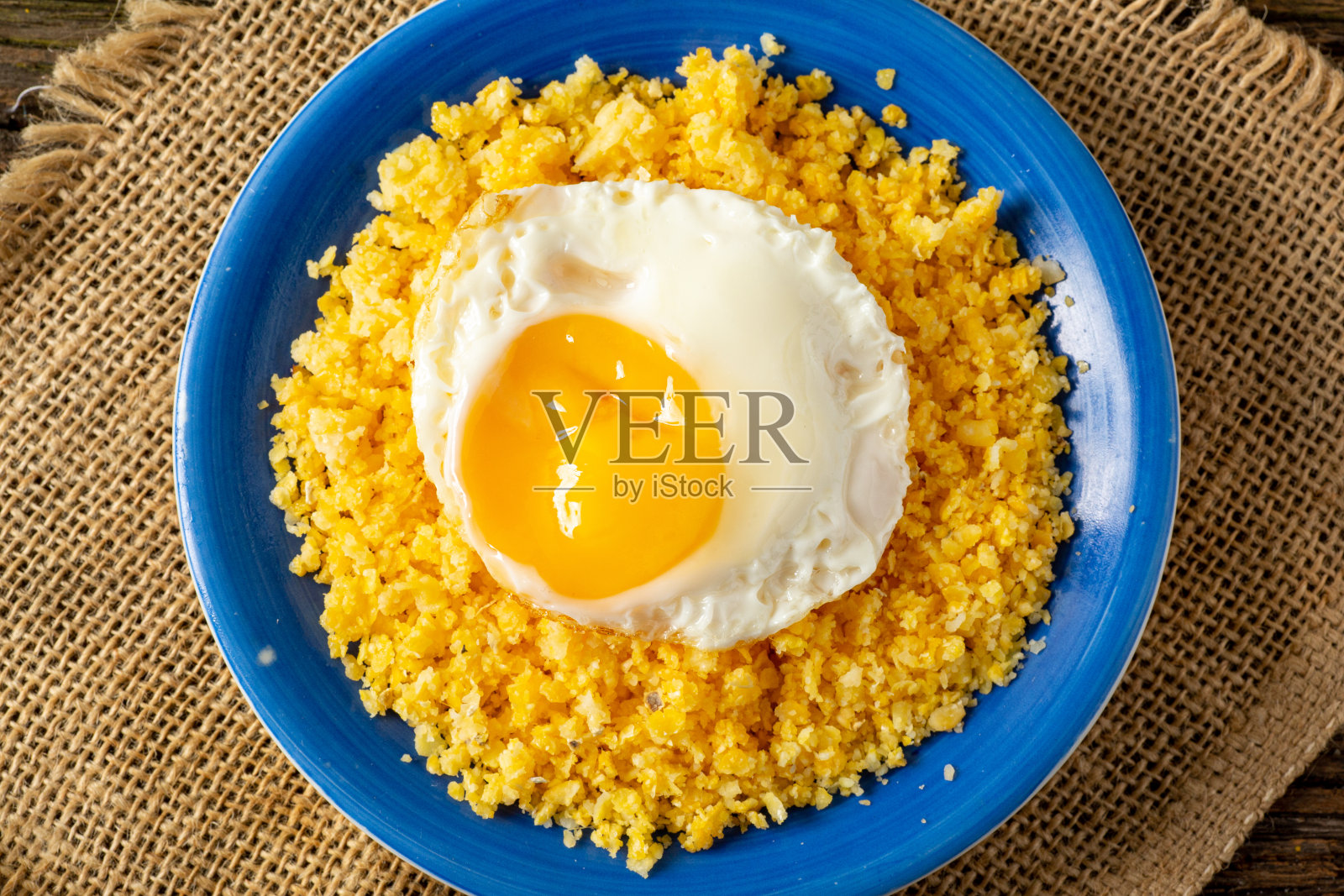 库斯库斯巴西库斯库斯库斯库斯加鸡蛋和意大利辣香肠黄油照片摄影图片