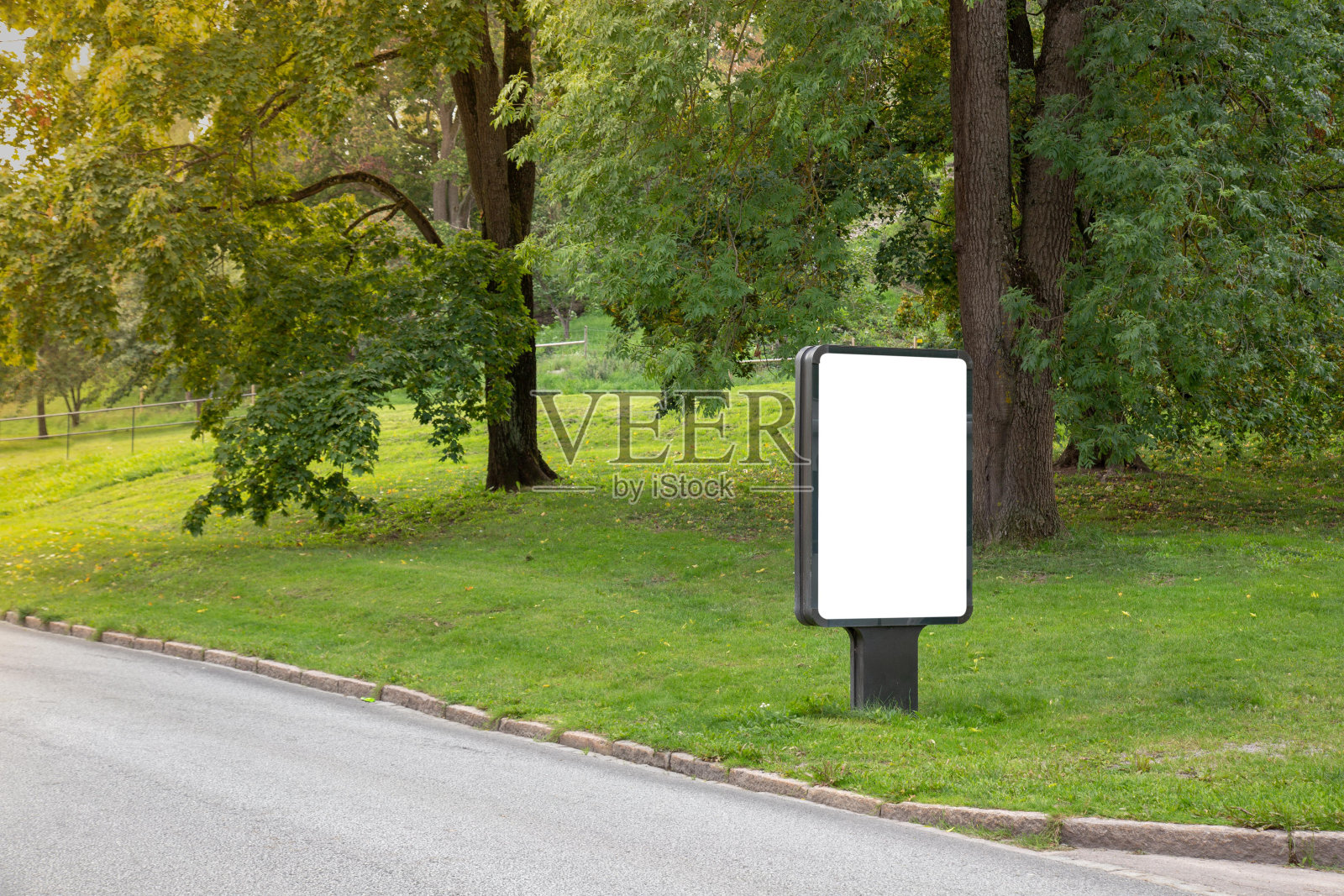 空白广告牌模拟城市的短信或内容。照片摄影图片