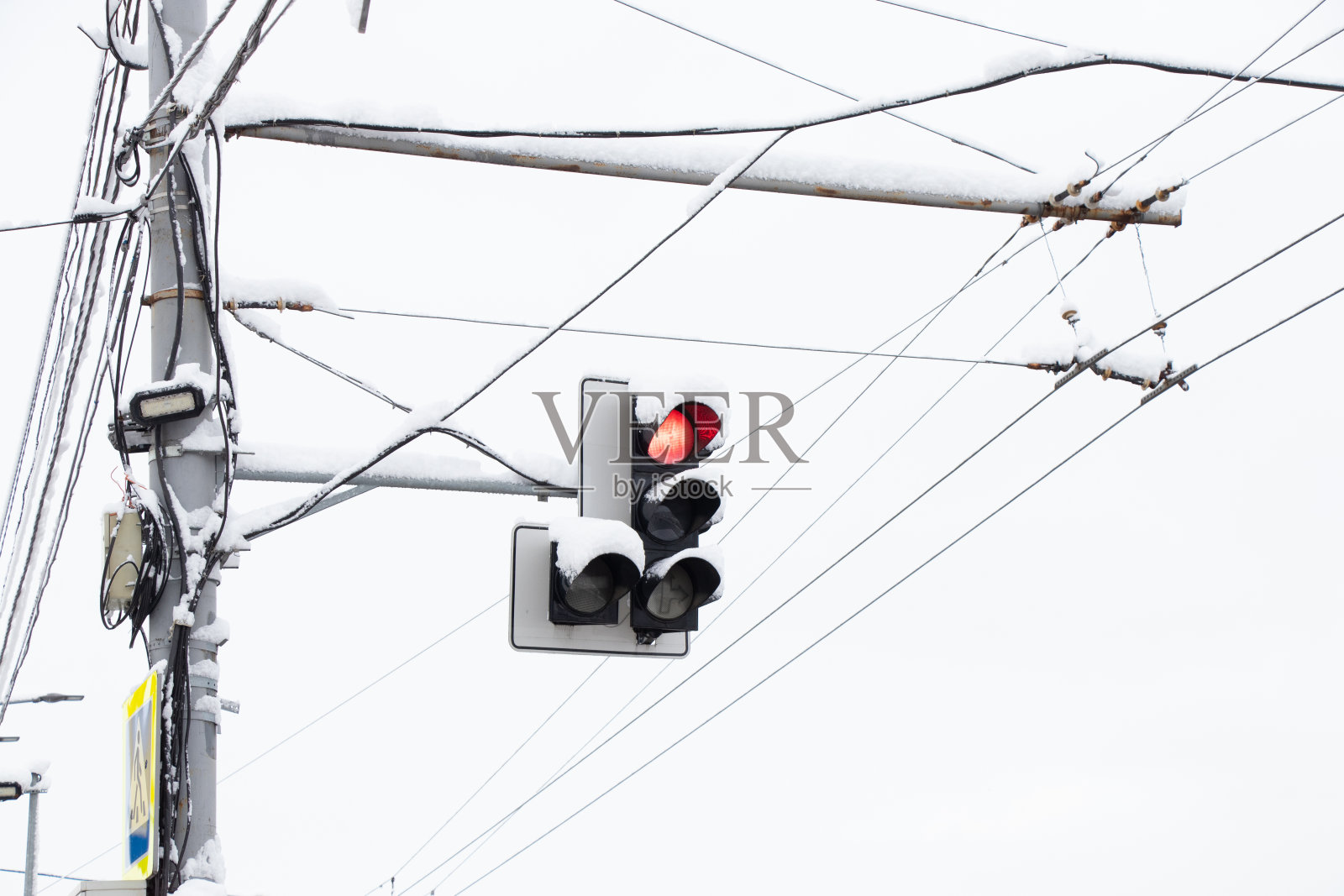 冬季乌克兰天空背景下的红色交通信号灯照片摄影图片