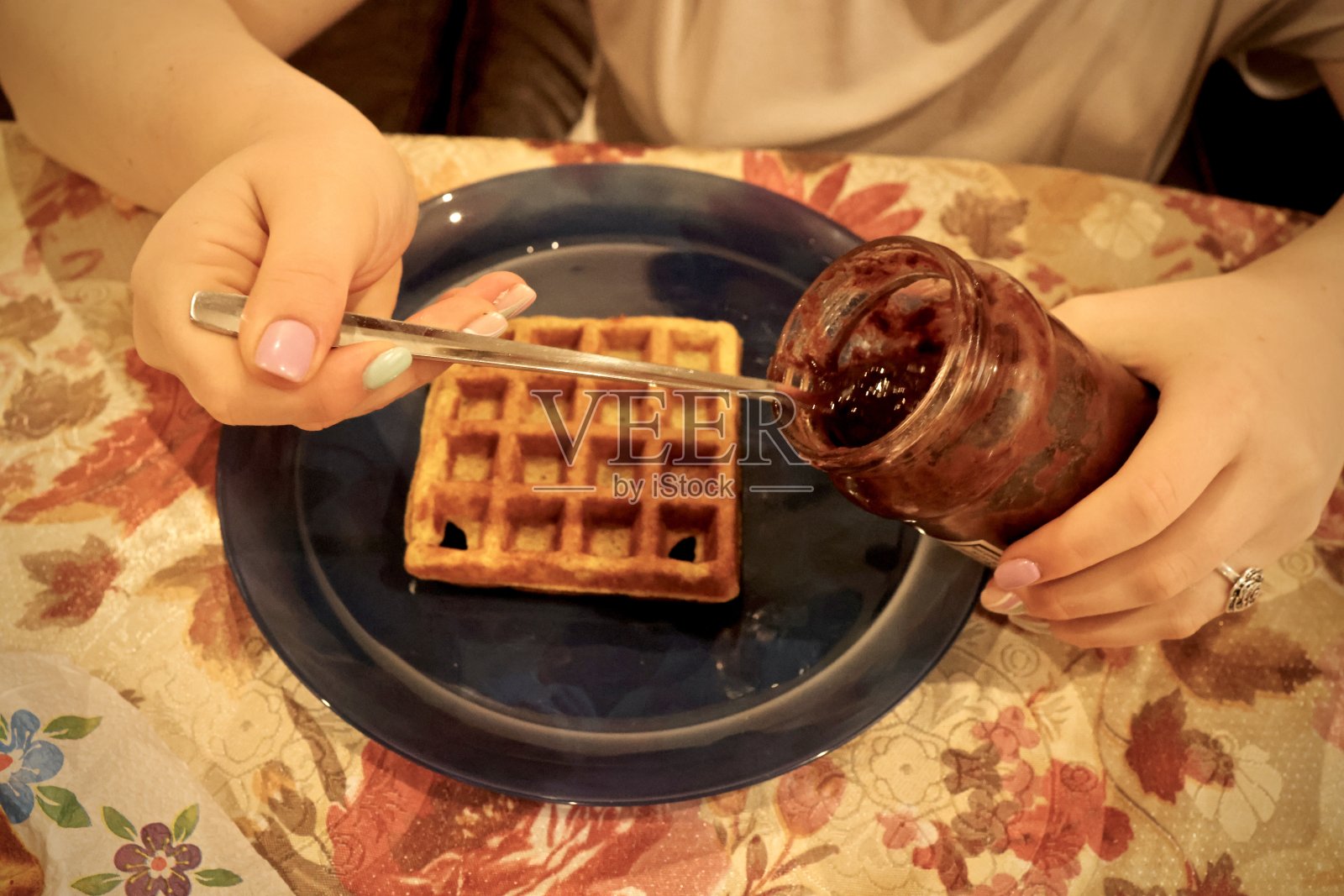 女孩准备早餐吃照片摄影图片
