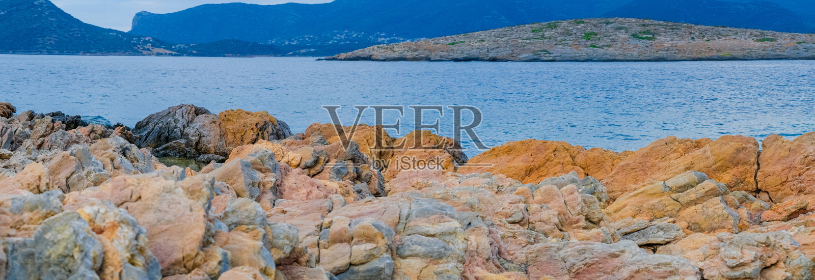 希腊,有蓝色大海的岩石海岸照片摄影图片