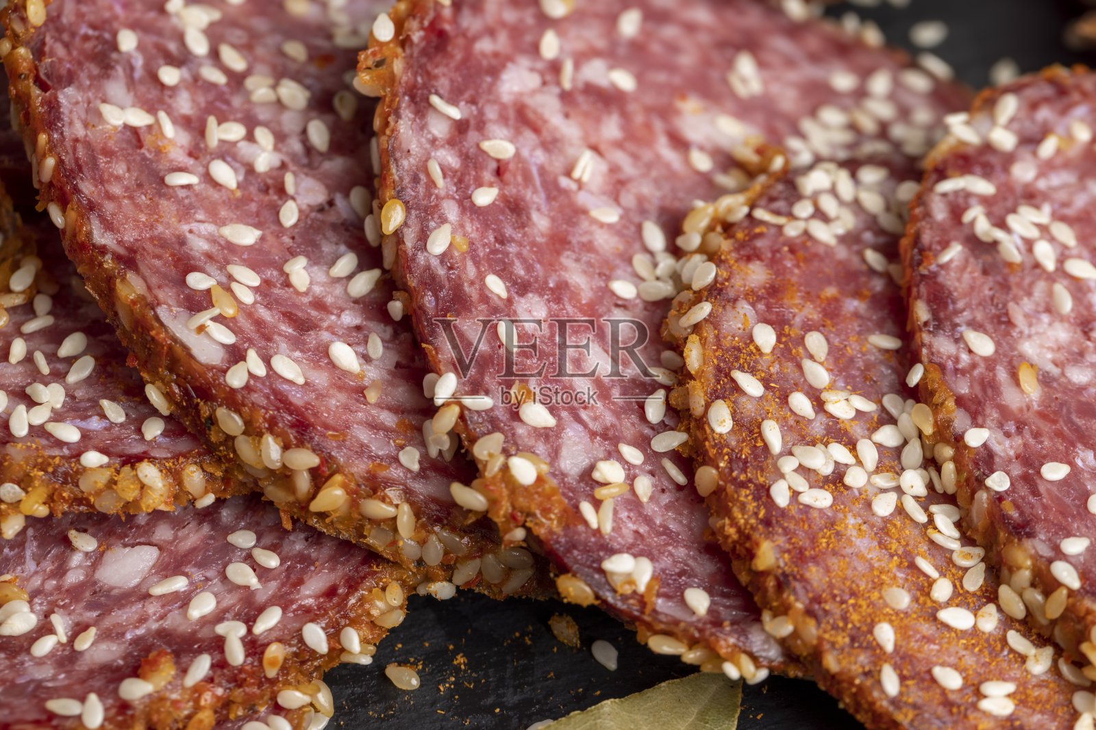 牛肉香肠切片,加香料和大量芝麻照片摄影图片