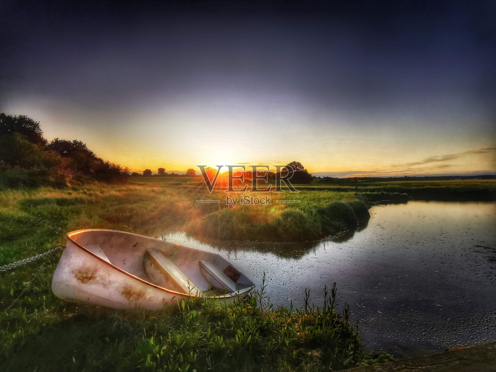 在日落时停泊照片摄影图片