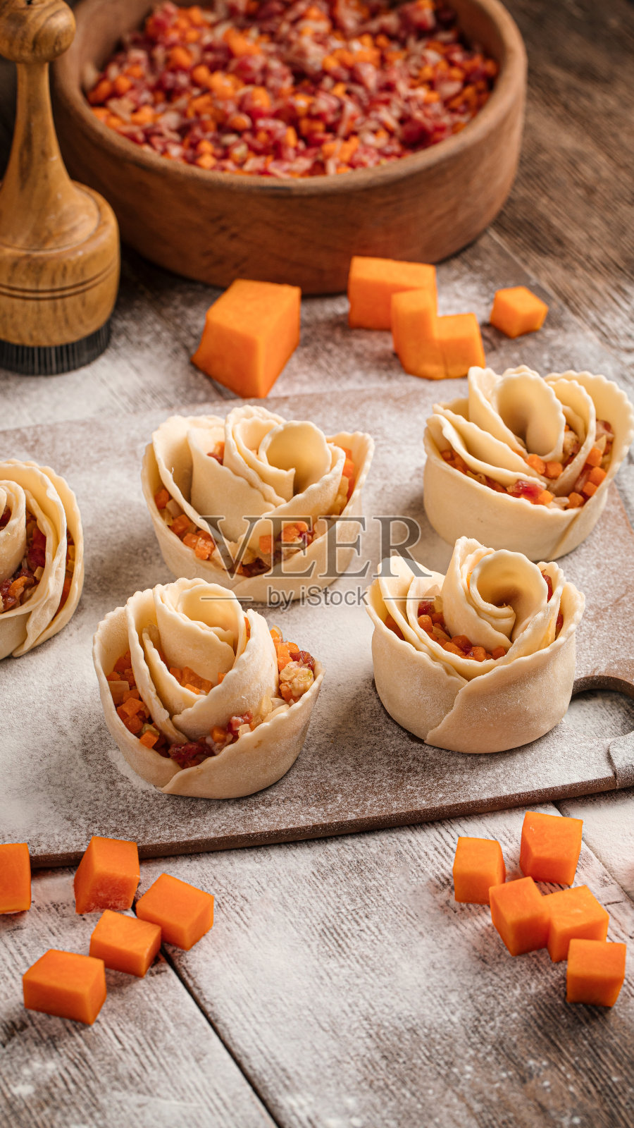 半成品玫瑰形状的螳螂饺子照片摄影图片