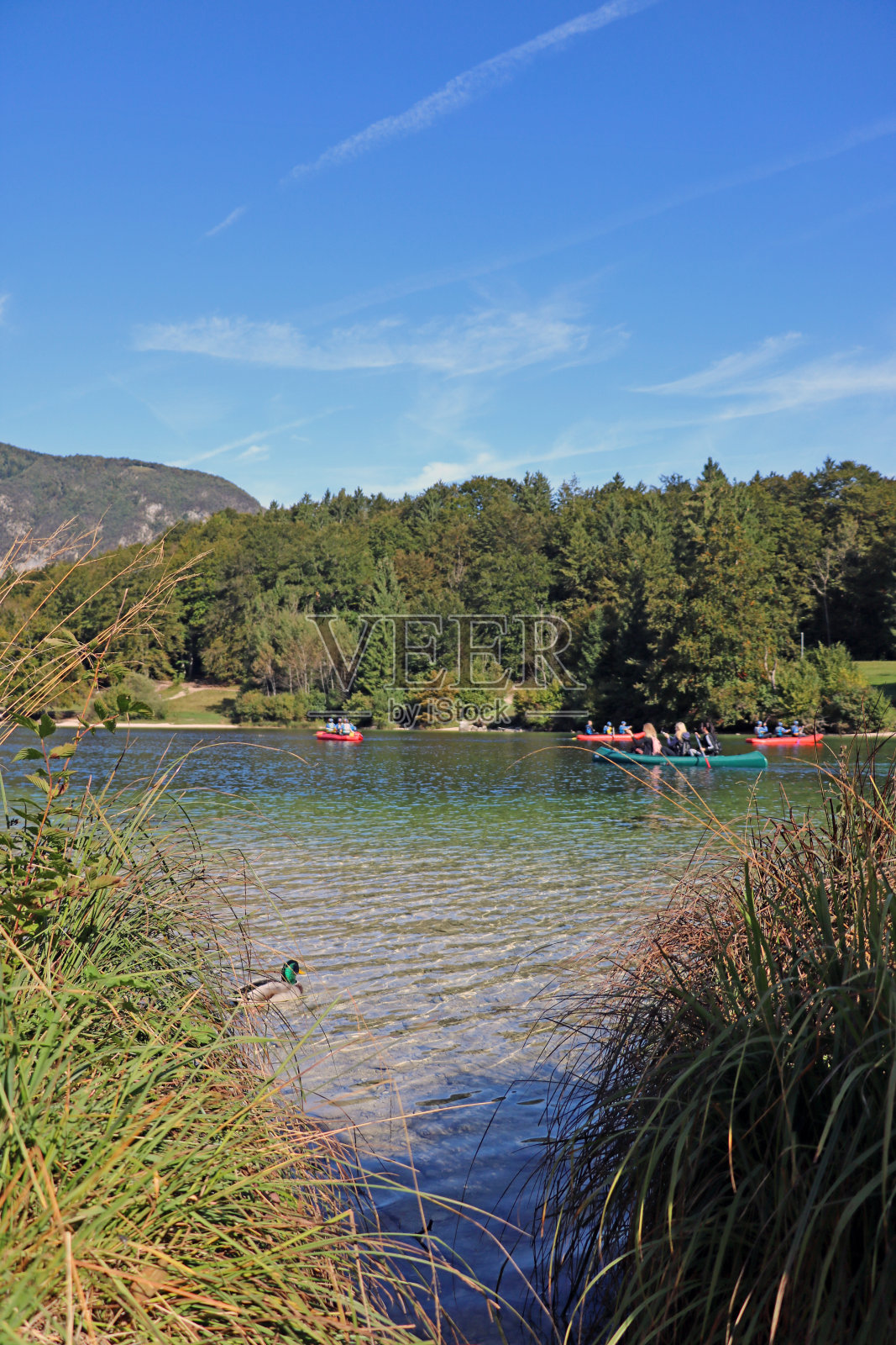 一个美丽的山湖,清澈透明的水。照片摄影图片