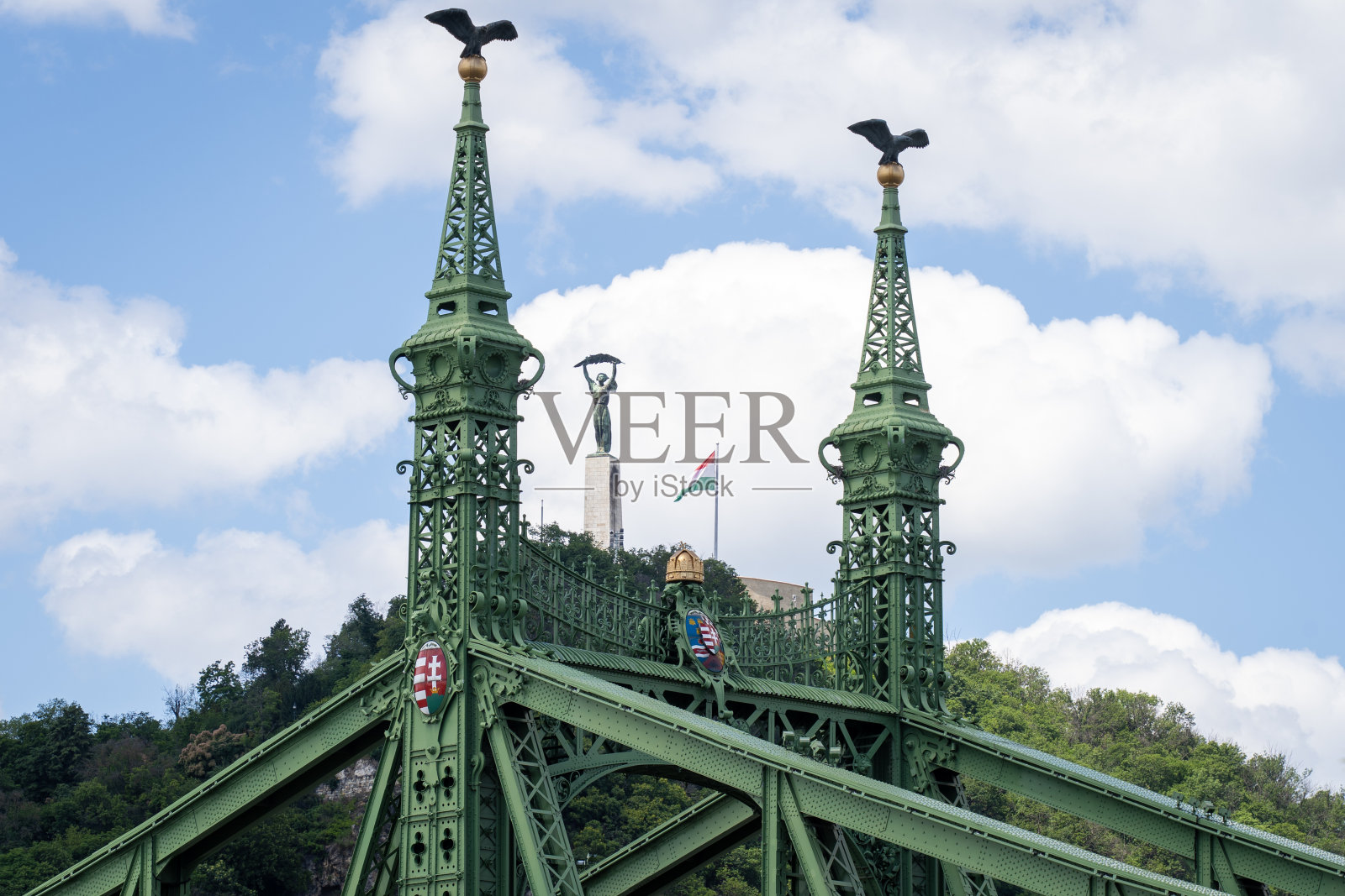 多瑙河上的自由桥或自由桥。背景是盖尔·萨默特·希尔和自由女神像。匈牙利布达佩斯照片摄影图片