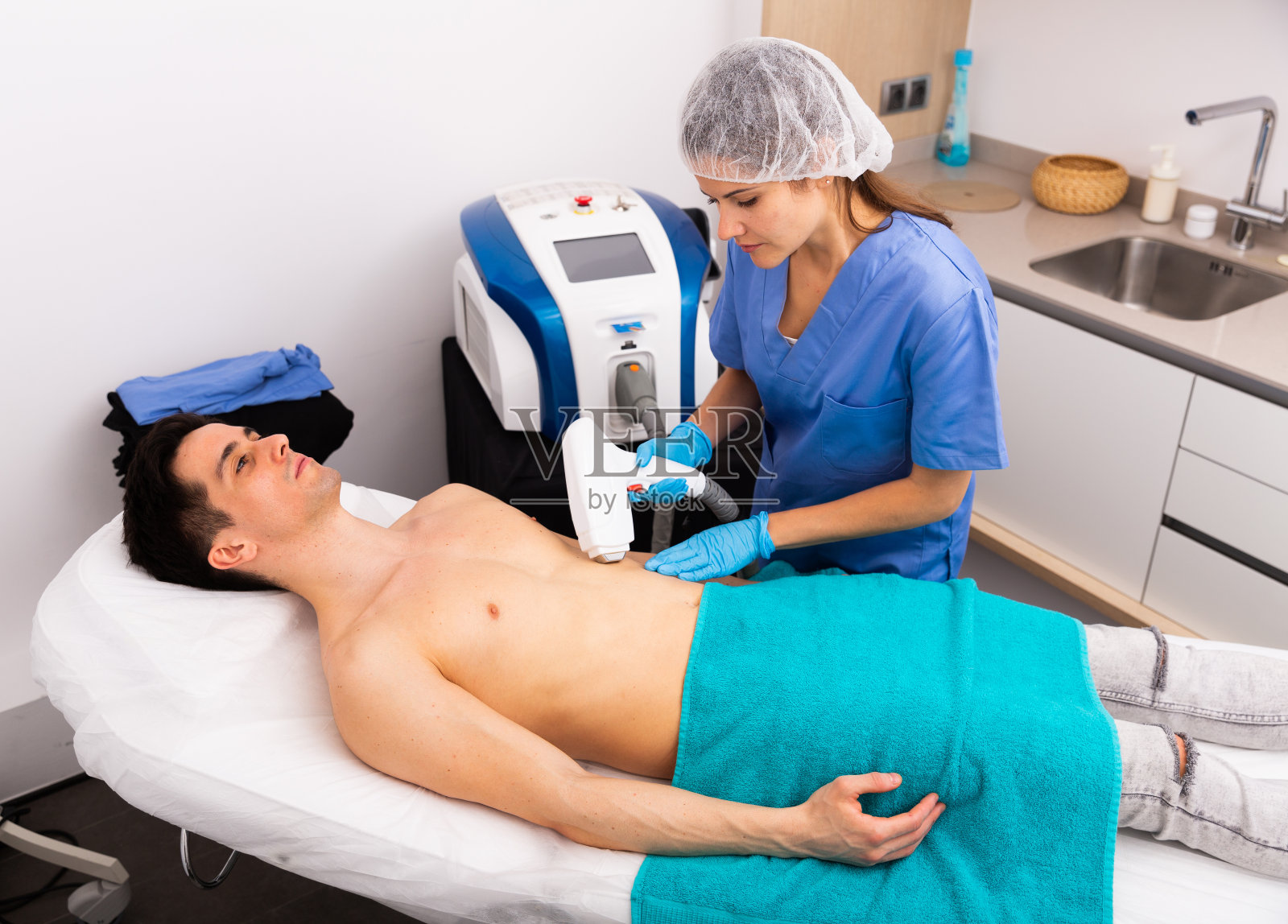 男子接受激光脱毛手术照片摄影图片