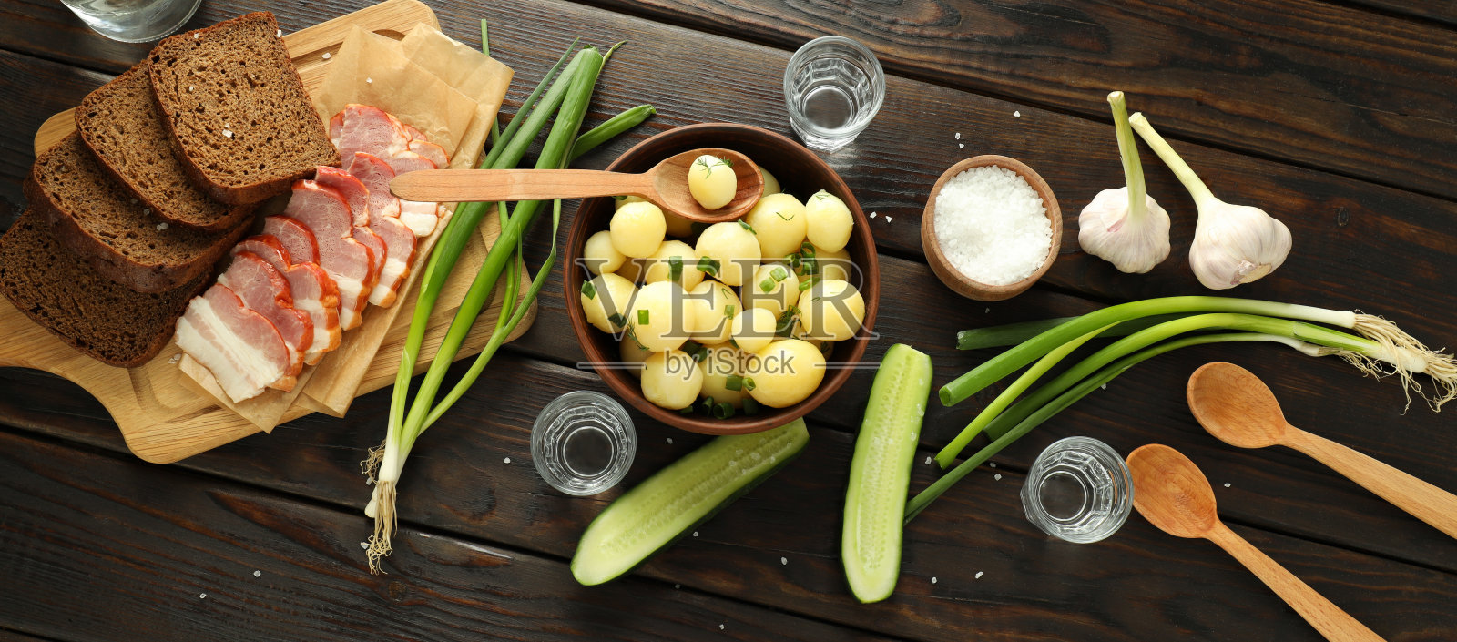 概念美味的食物与煮熟的小土豆,俯视图照片摄影图片