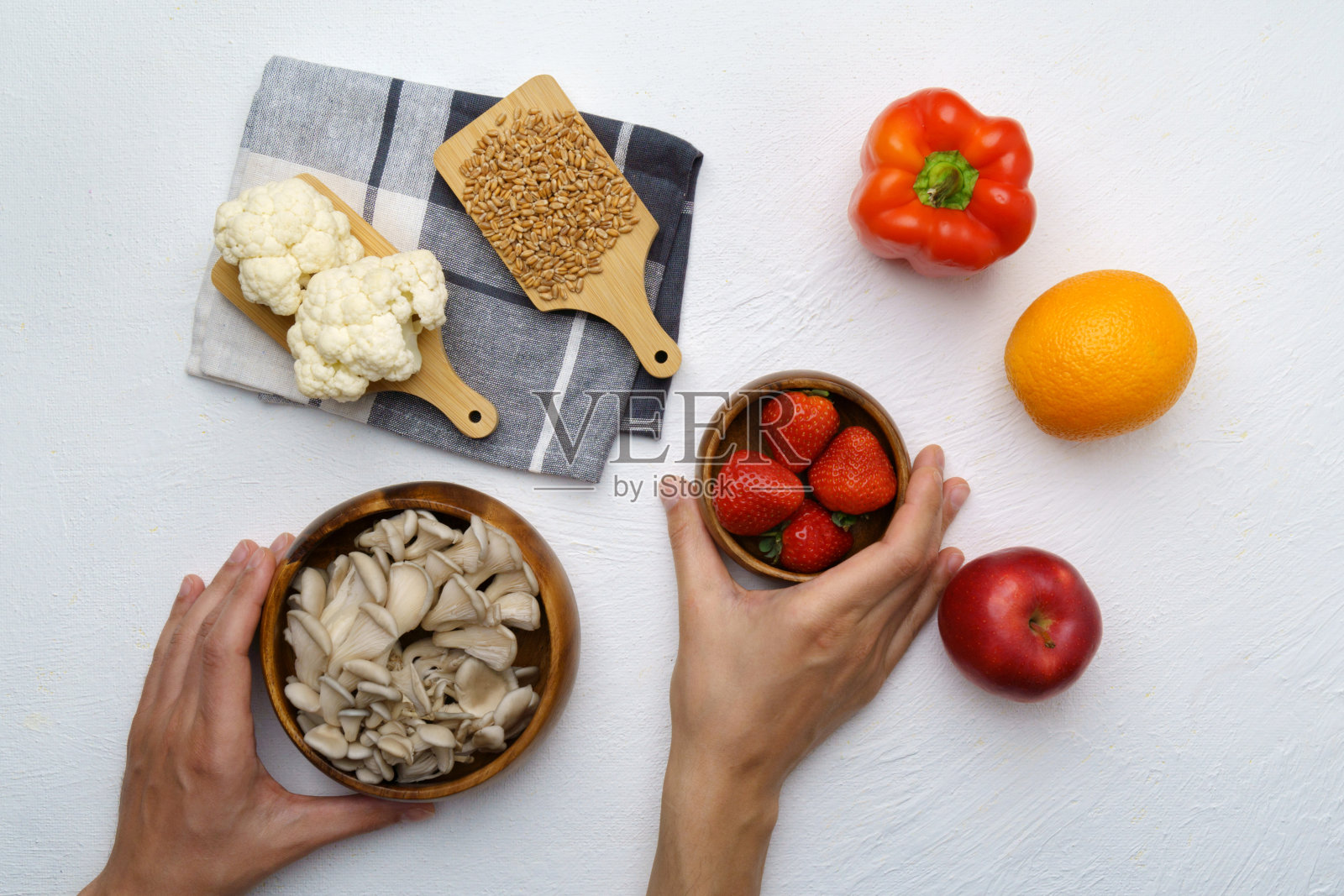 健康饮食食材蔬菜,水果和超级食物。营养、饮食、纯素食品的概念。平的。白色背景照片摄影图片