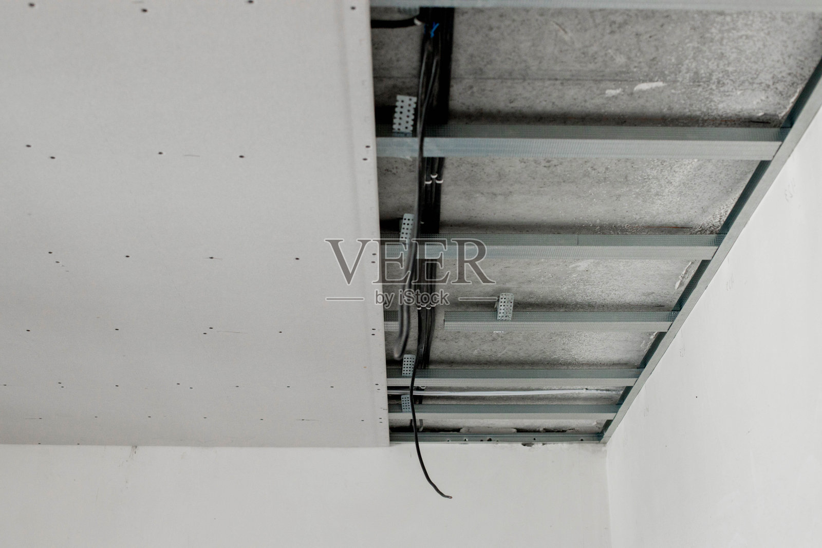 结构与型材和石膏板安装吊顶照片摄影图片