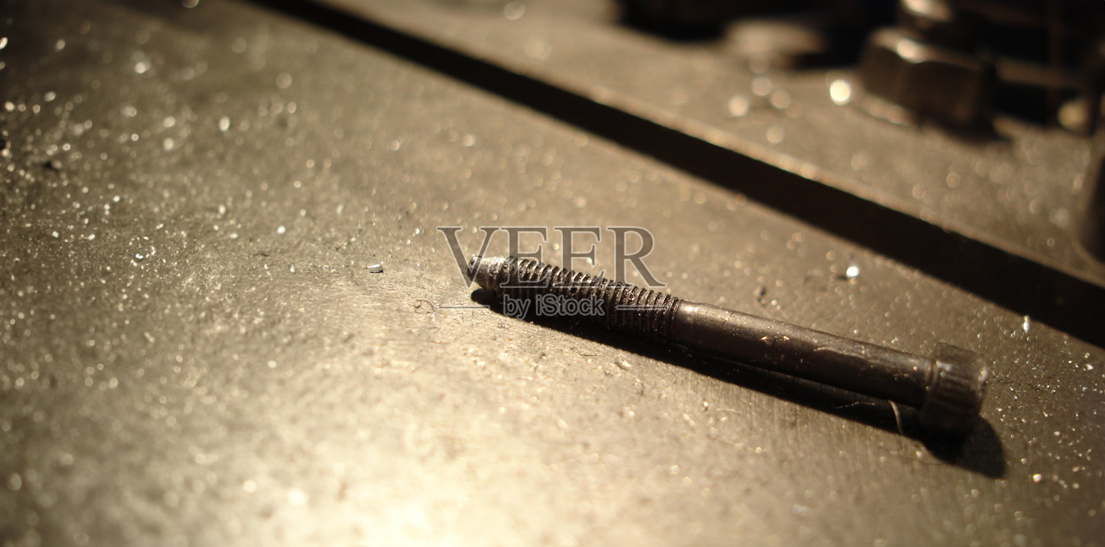 在数控车床上用一些铝铁加工的工业工作台上的Allen螺钉照片摄影图片