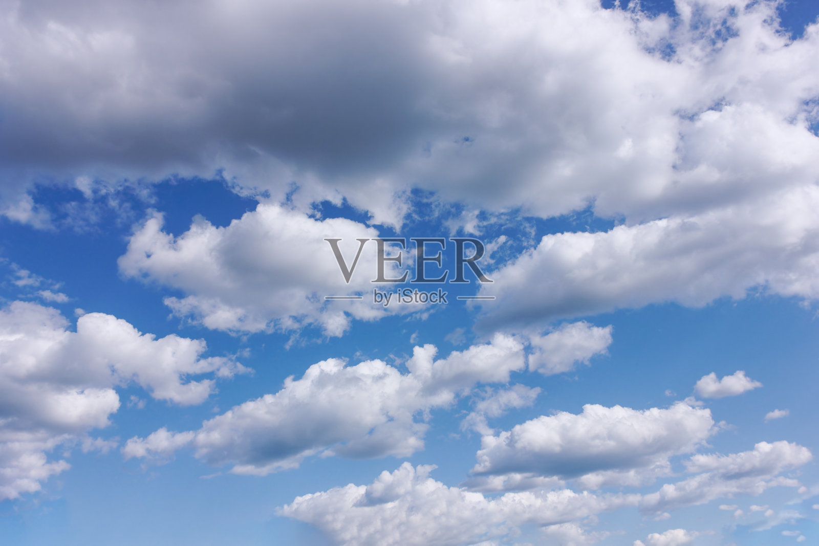 夏夜天空中如画的云彩,被落日的余晖照亮。照片摄影图片