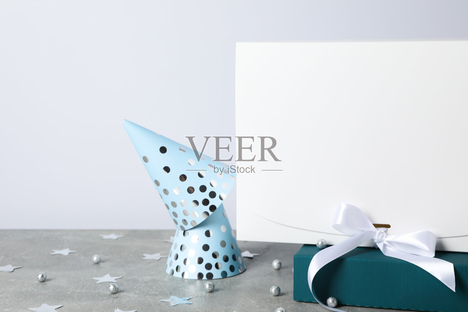 冬季礼品的概念,礼品盒和配件上灰色质感的桌子照片摄影图片