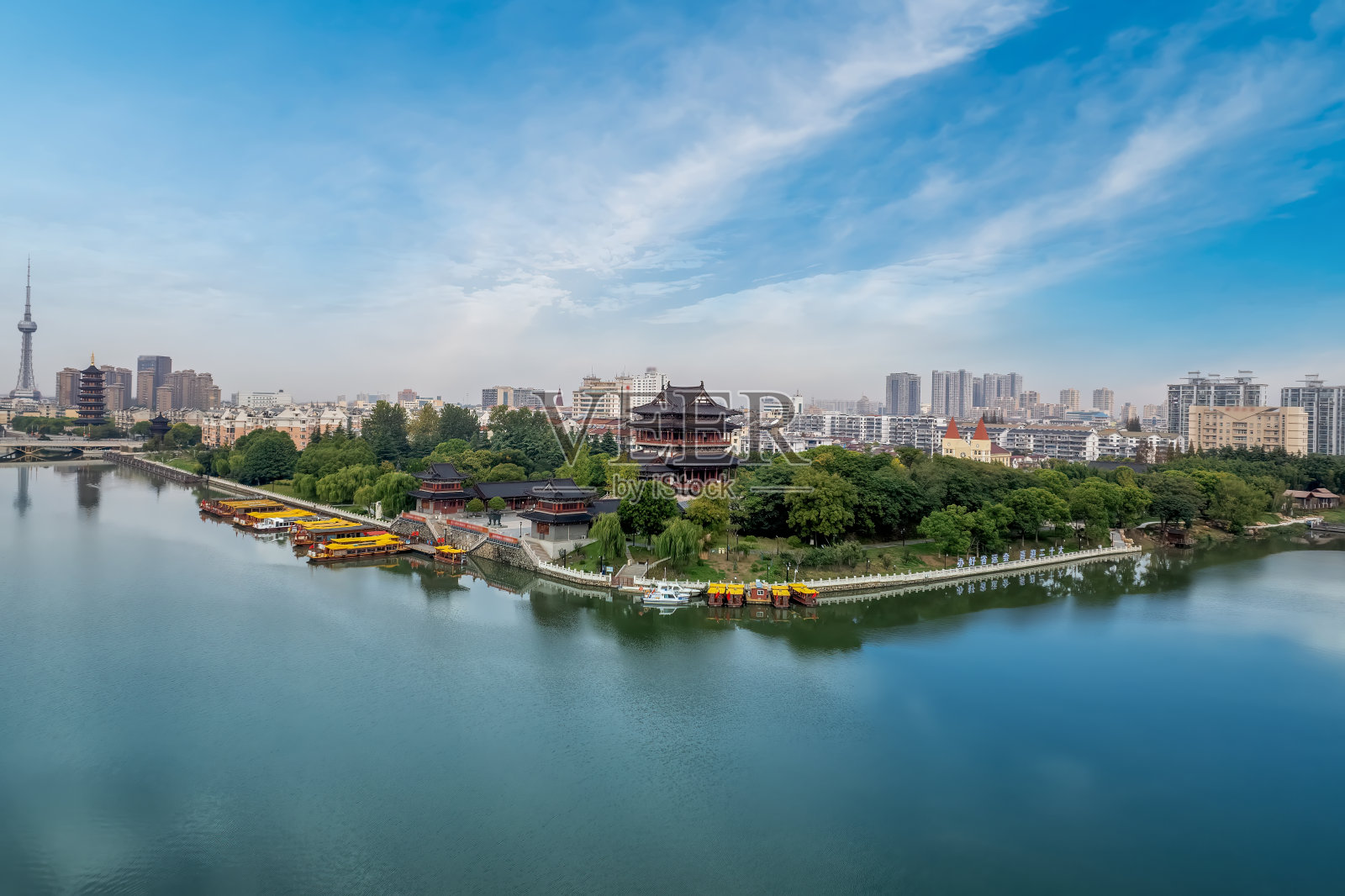 航拍台州丰城河边的寺庙和宝塔照片摄影图片