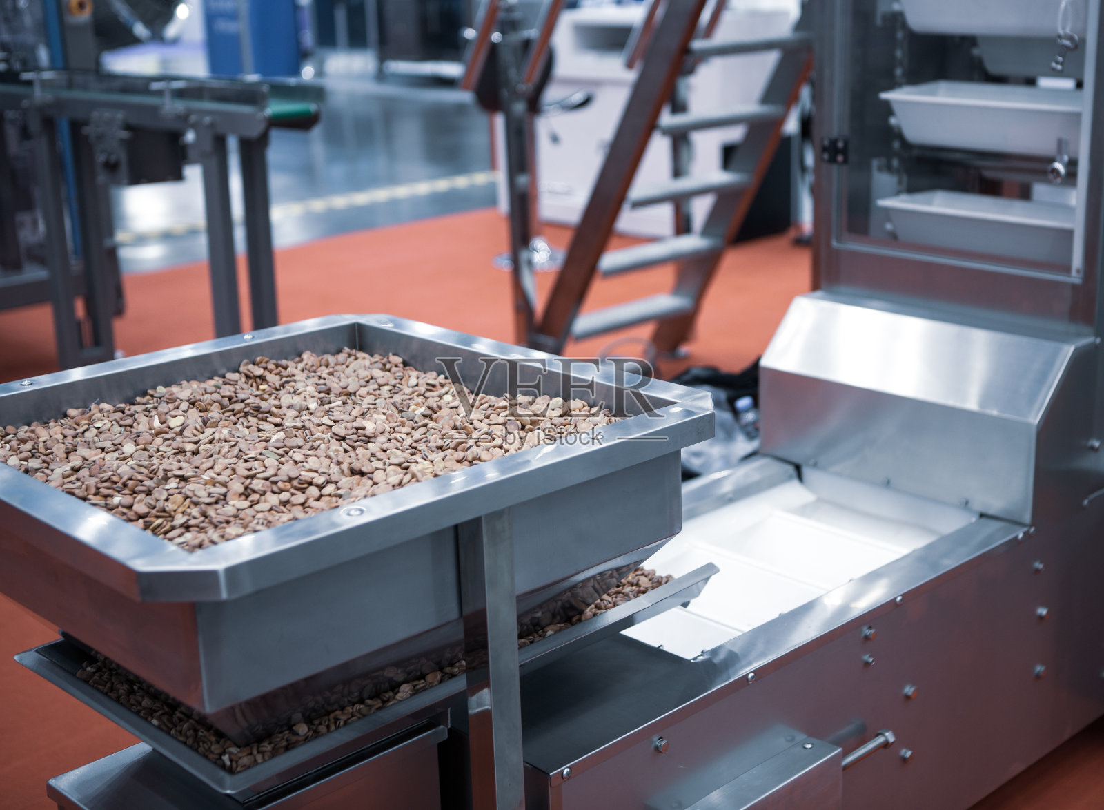 食品厂带式输送机。照片摄影图片