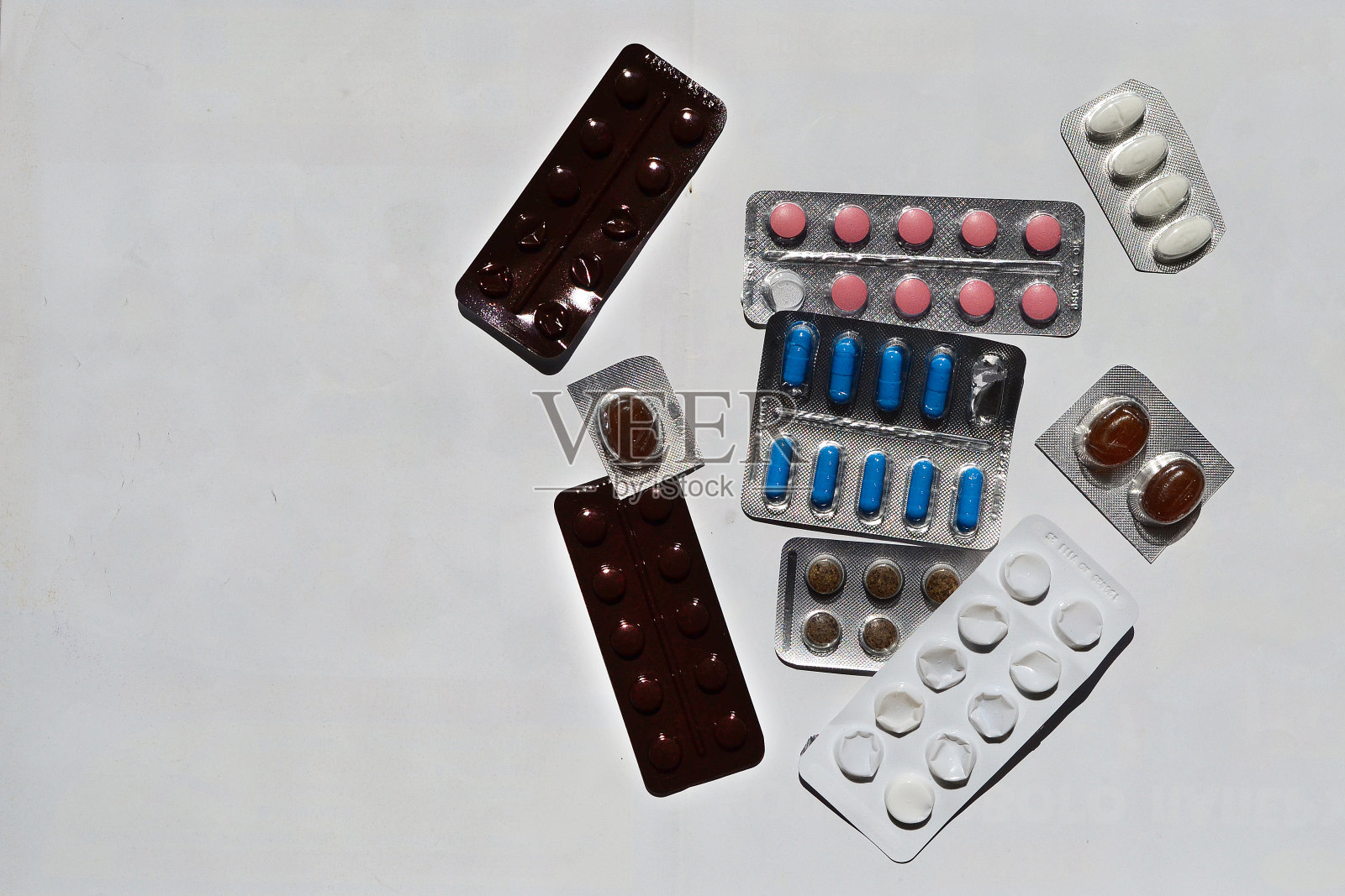 桌上放着许多装着药片的水泡包照片摄影图片