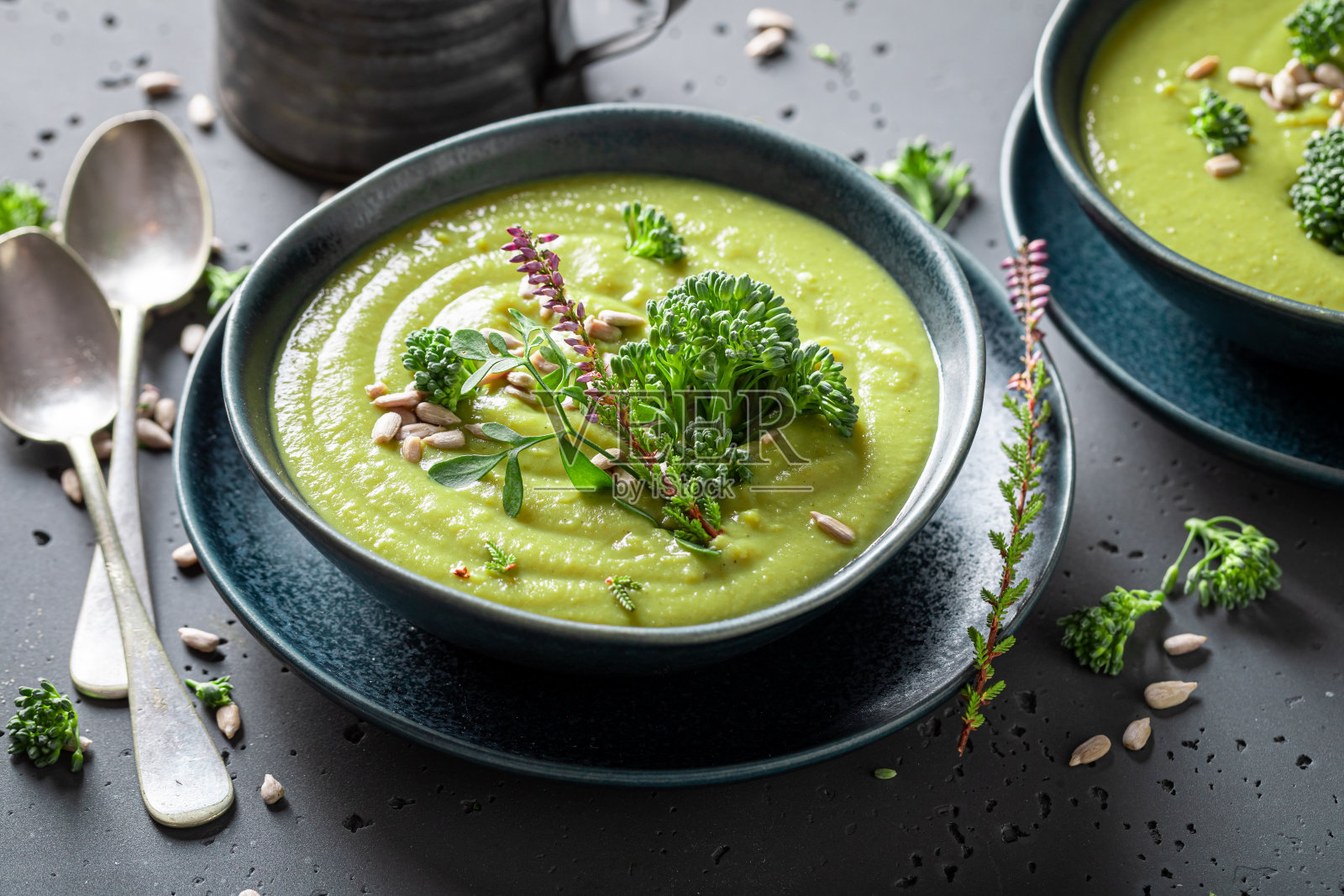 奶油花椰菜汤作为热和新鲜的开胃菜。照片摄影图片
