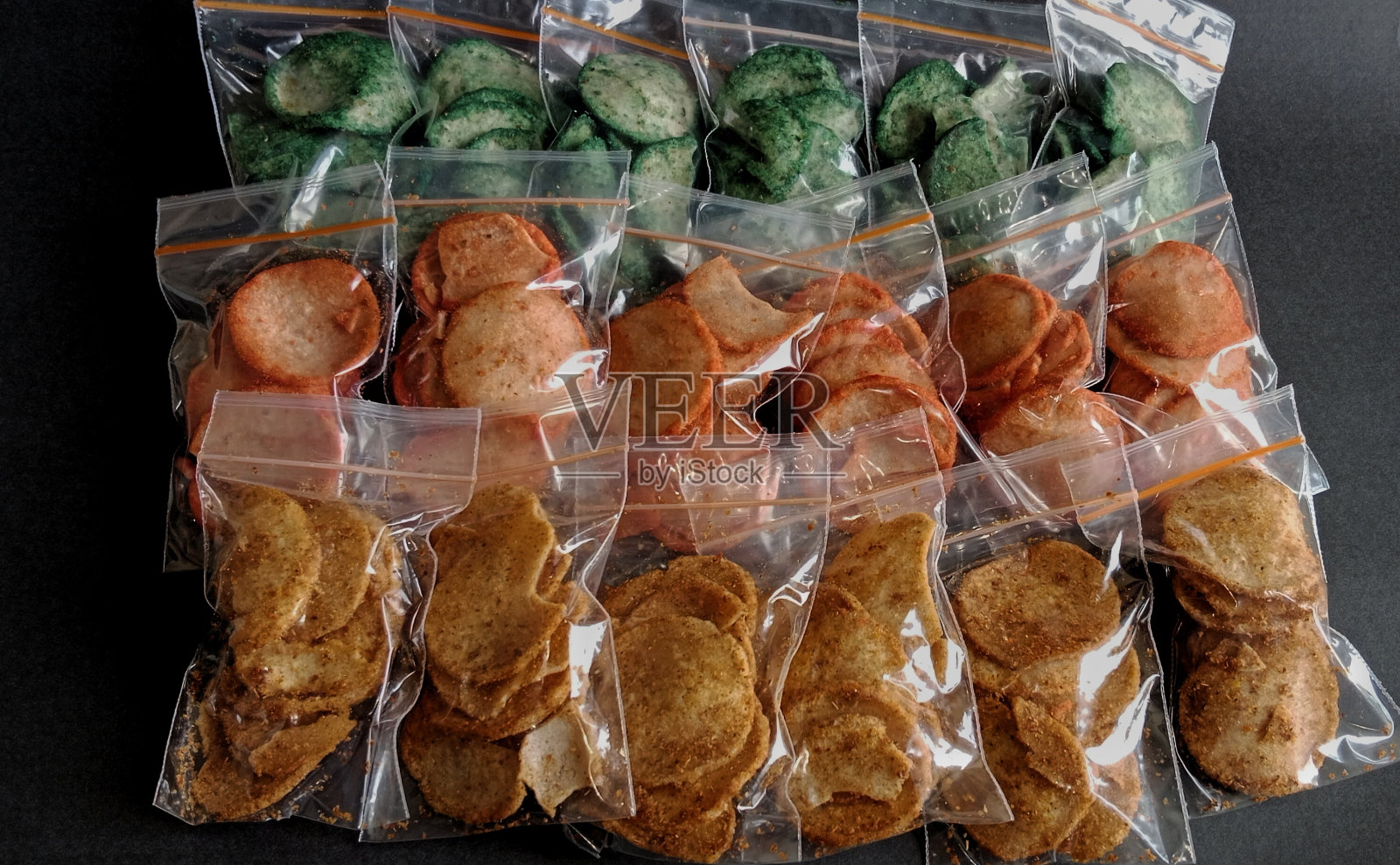 黑色背景的零食照片摄影图片