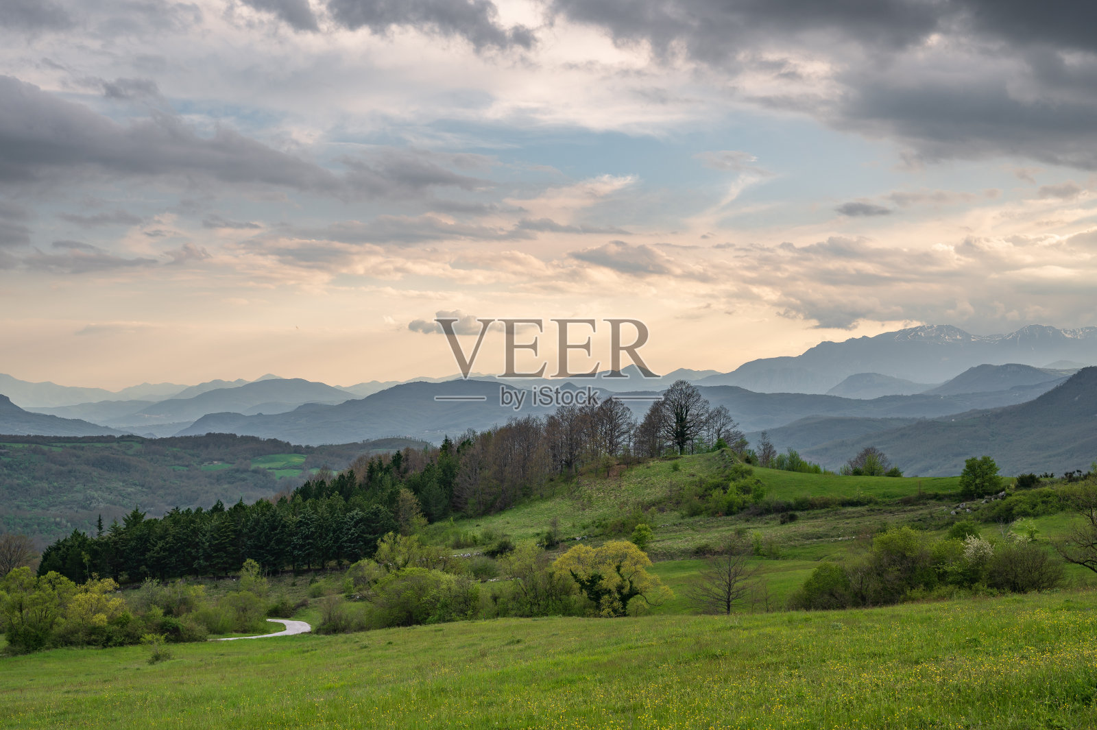 莫利塞意大利。壮观的春景。照片摄影图片