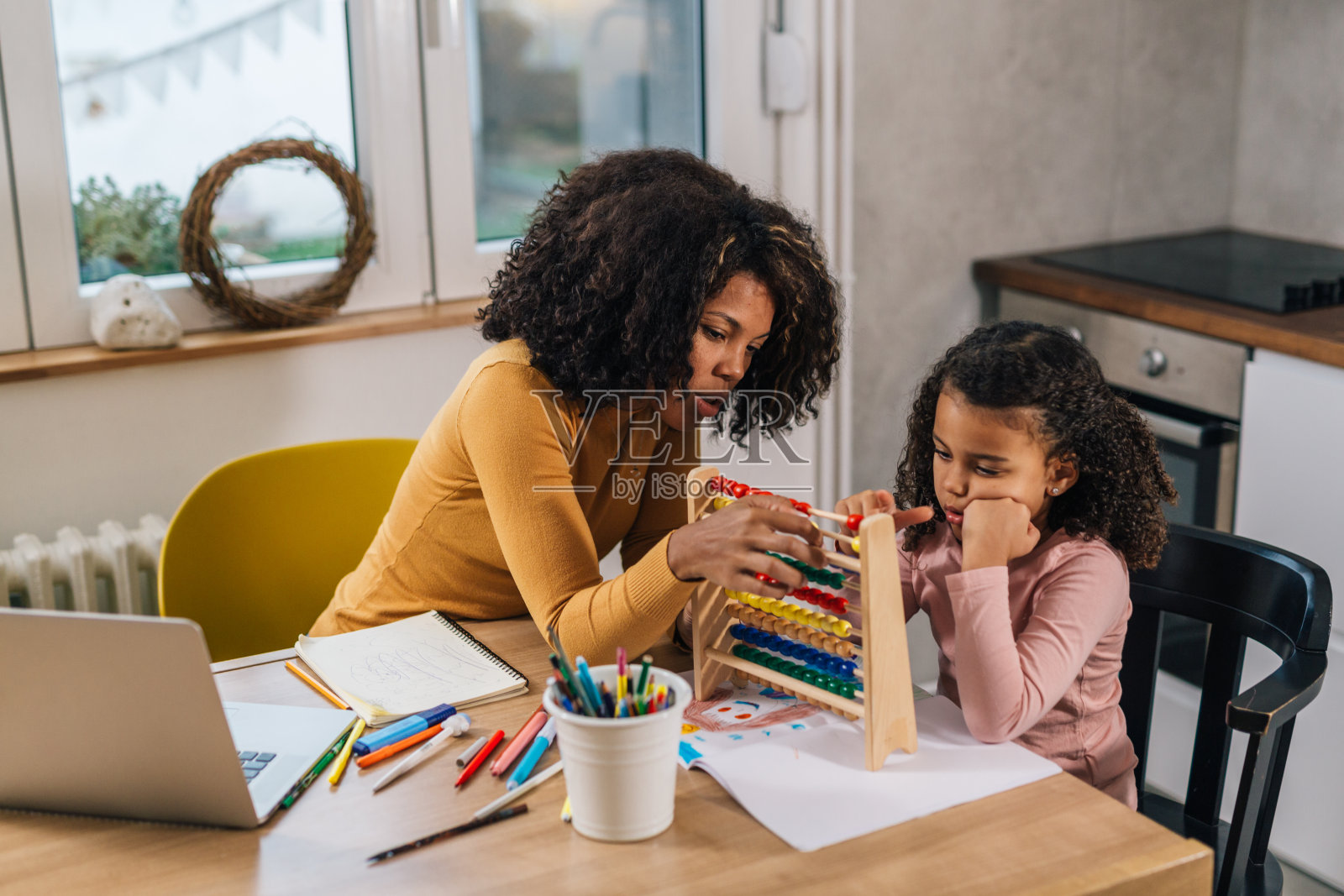 多种族母亲和她的女儿在家里照片摄影图片