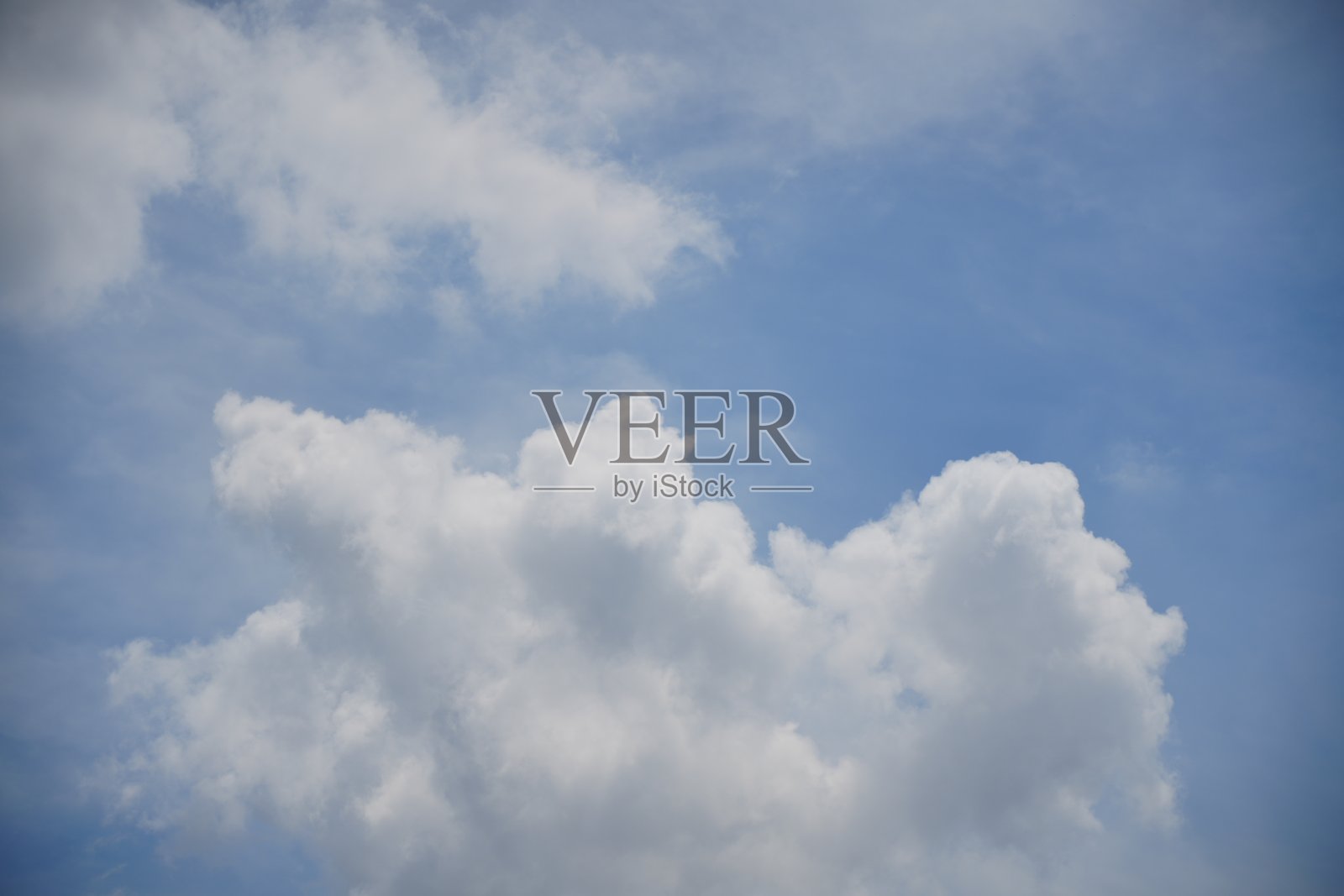 美丽的蓝天和白色蓬松的云照片摄影图片