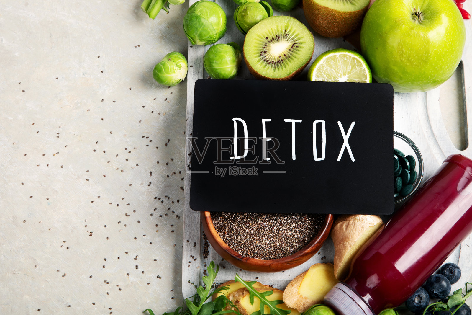 混合排毒果汁果汁淡背景。照片摄影图片