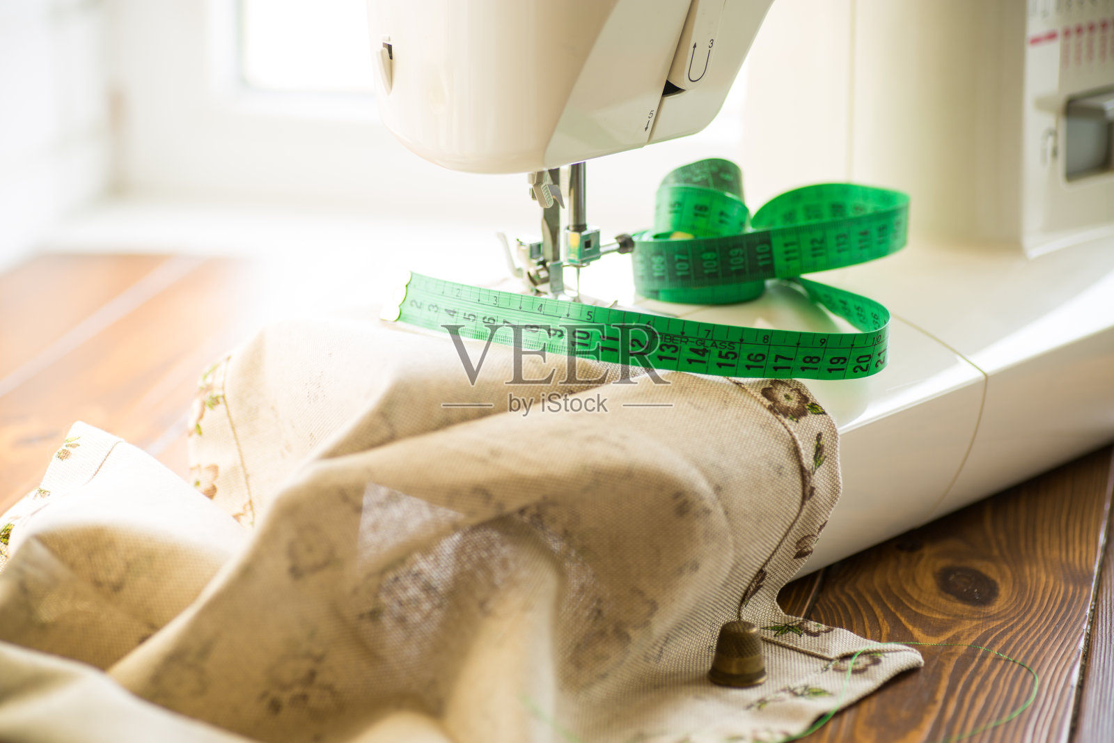 装有织物和线的缝纫机,特写。工作流程照片摄影图片